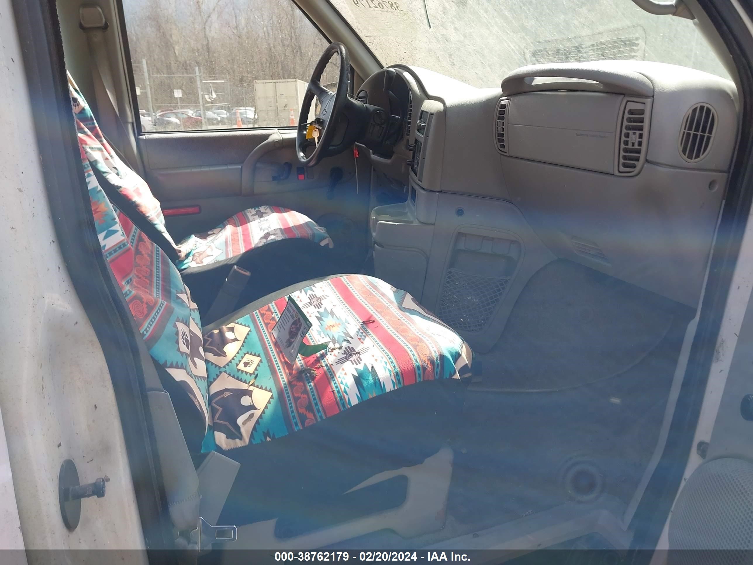 Photo 4 VIN: 1GNEL19W9VB145891 - CHEVROLET ASTRO 