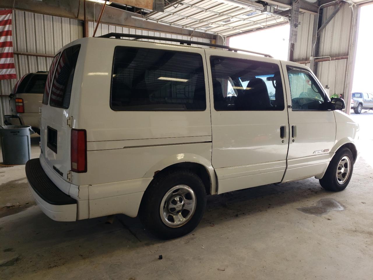 Photo 2 VIN: 1GNEL19X02B121516 - CHEVROLET ASTRO 