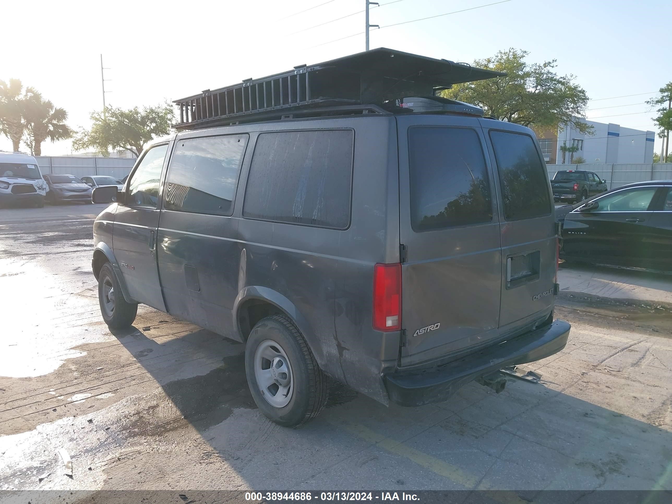 Photo 2 VIN: 1GNEL19X12B151799 - CHEVROLET ASTRO 