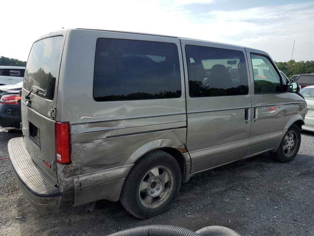 Photo 2 VIN: 1GNEL19X23B107747 - CHEVROLET ASTRO 