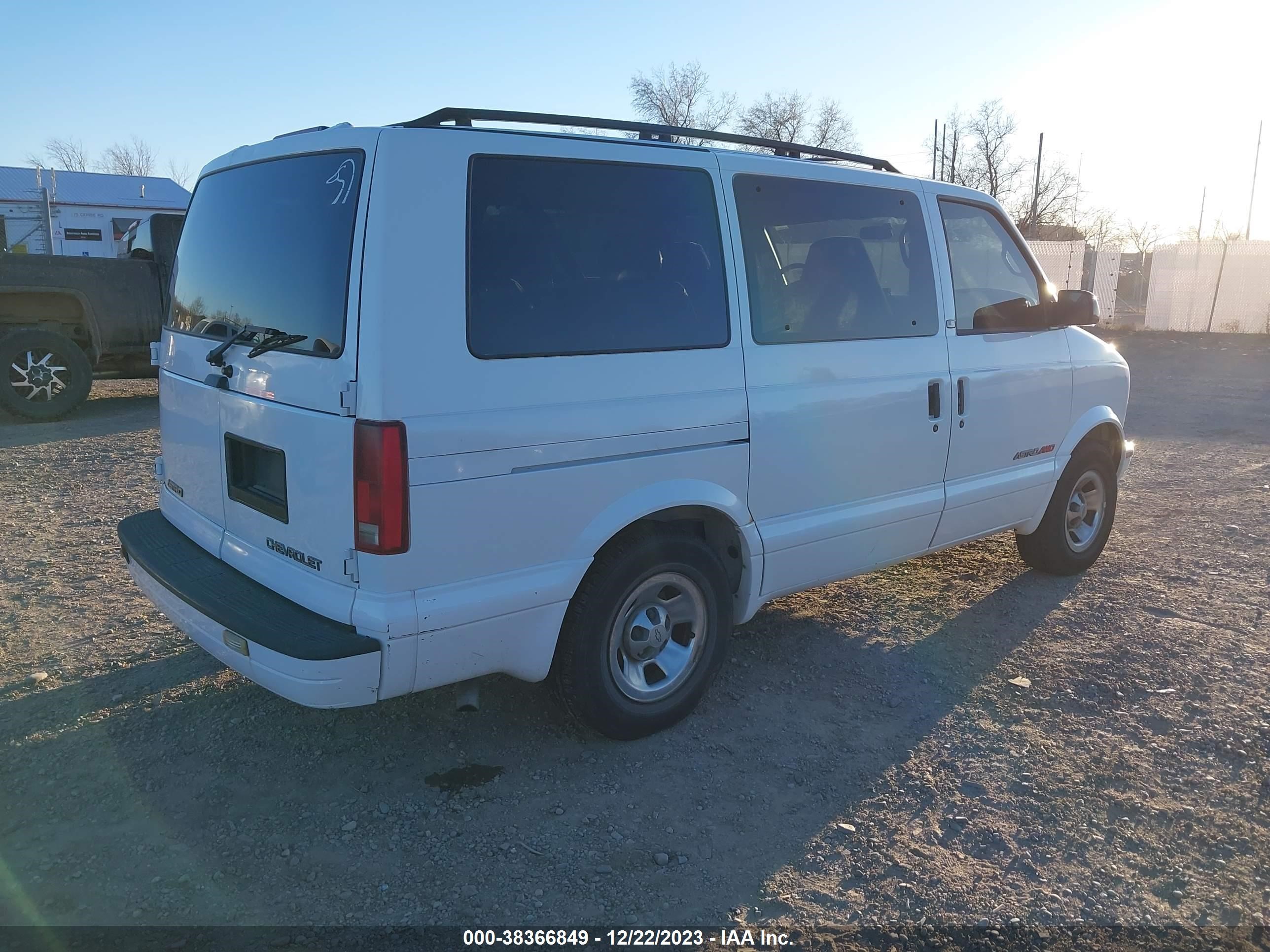 Photo 3 VIN: 1GNEL19X72B147689 - CHEVROLET ASTRO 