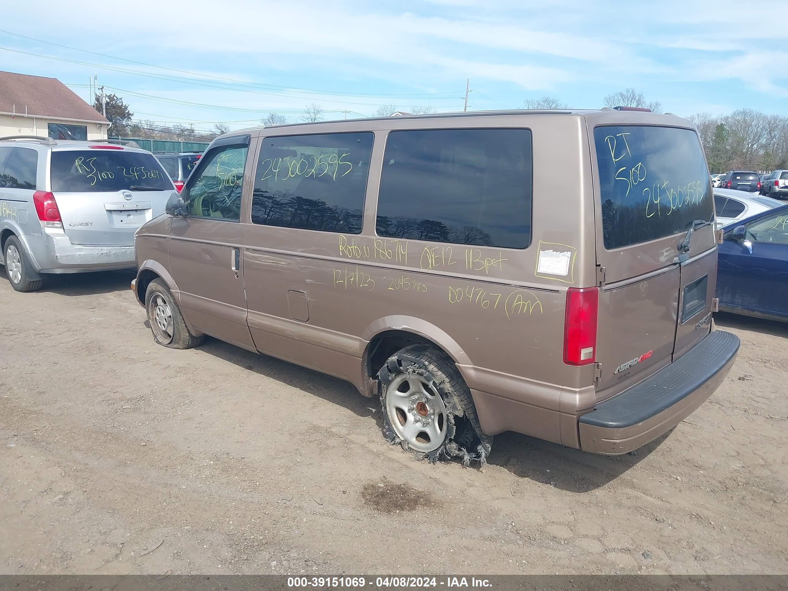 Photo 2 VIN: 1GNEL19X73B135141 - CHEVROLET ASTRO 