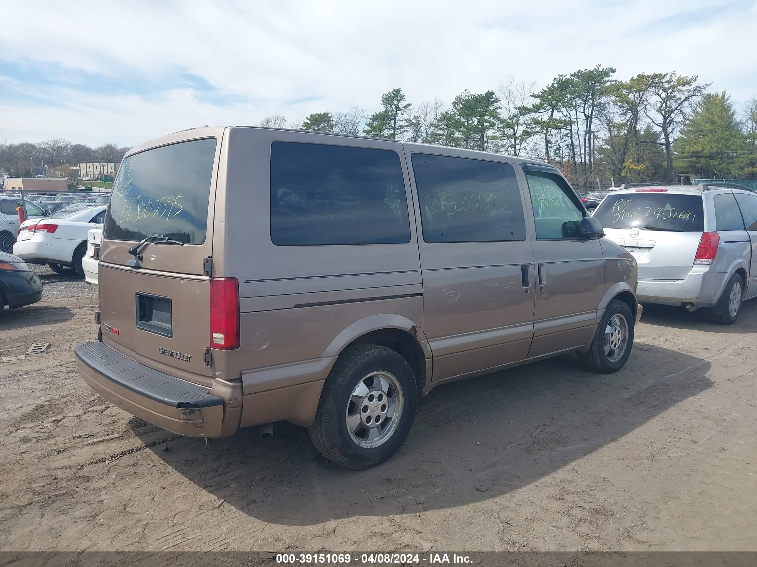 Photo 3 VIN: 1GNEL19X73B135141 - CHEVROLET ASTRO 