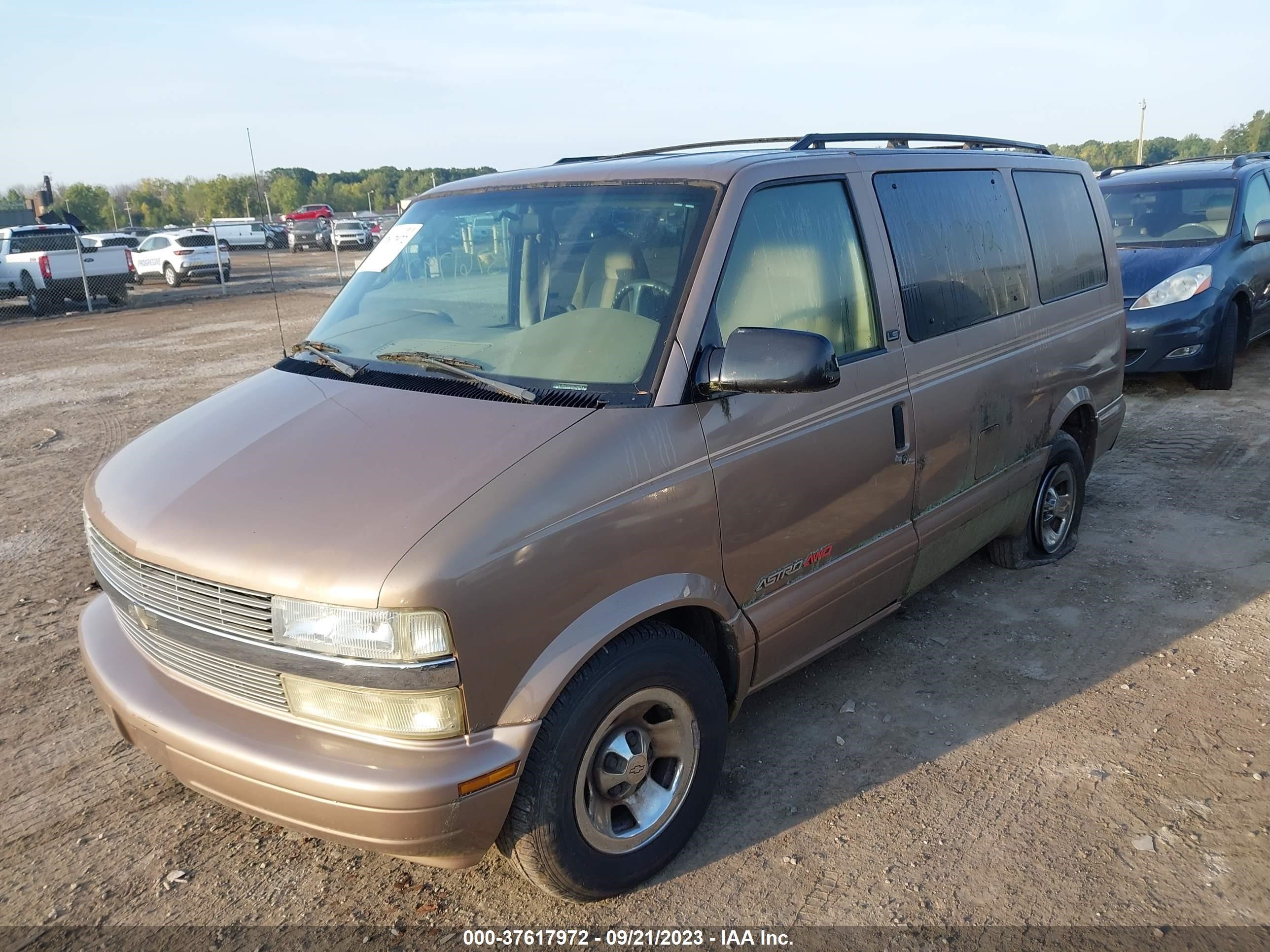 Photo 1 VIN: 1GNEL19X82B143828 - CHEVROLET ASTRO 