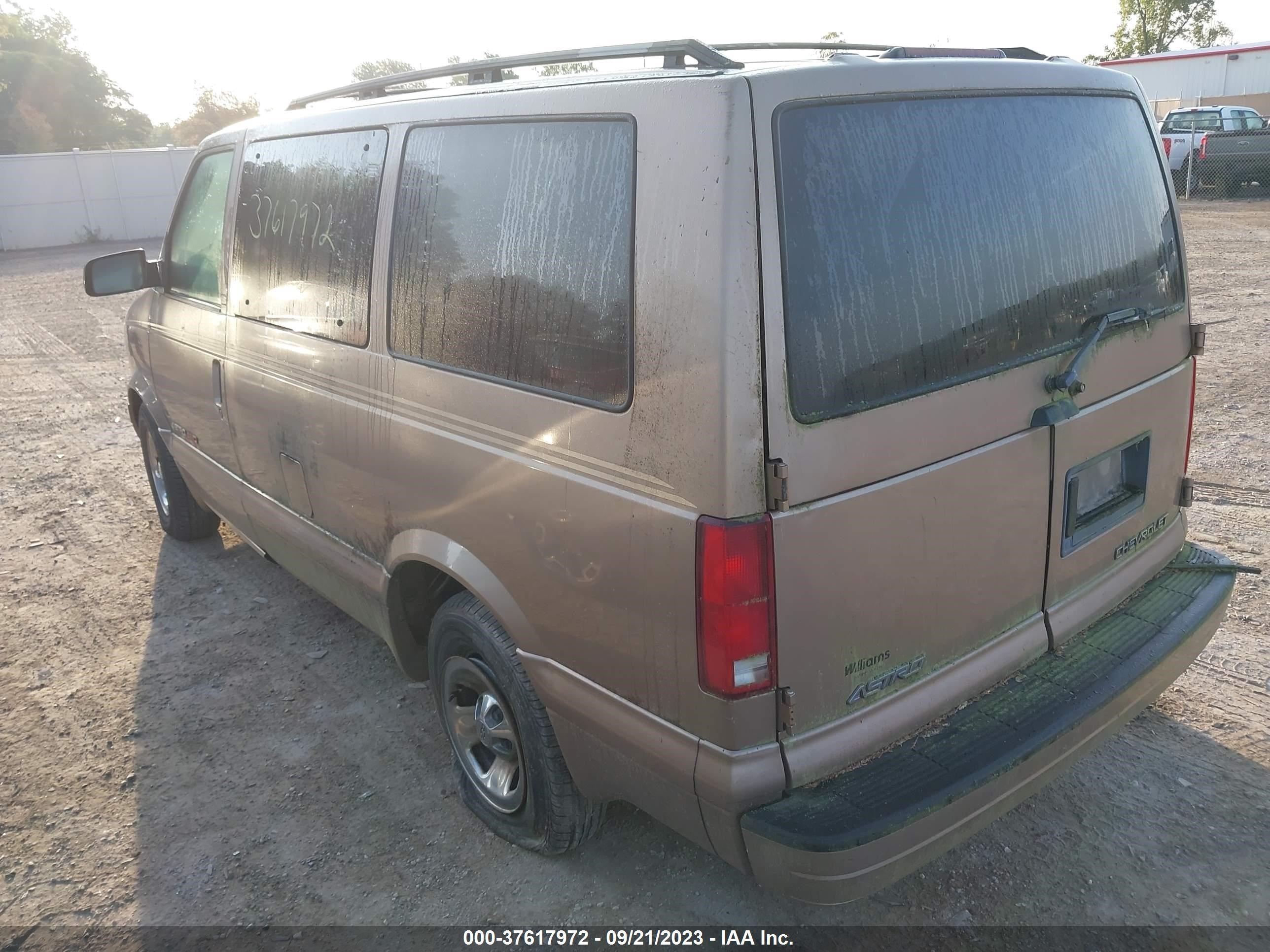 Photo 2 VIN: 1GNEL19X82B143828 - CHEVROLET ASTRO 