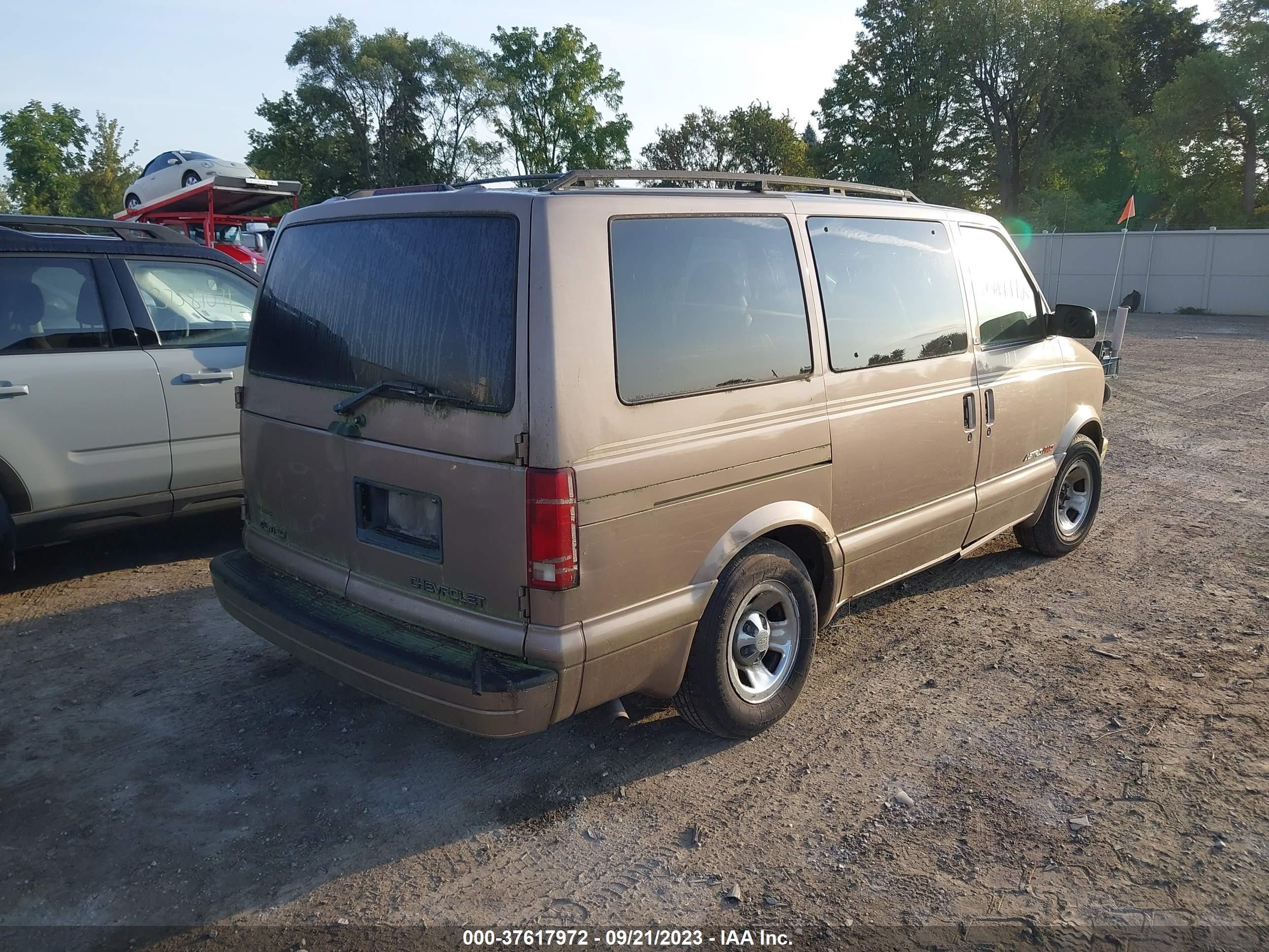 Photo 3 VIN: 1GNEL19X82B143828 - CHEVROLET ASTRO 