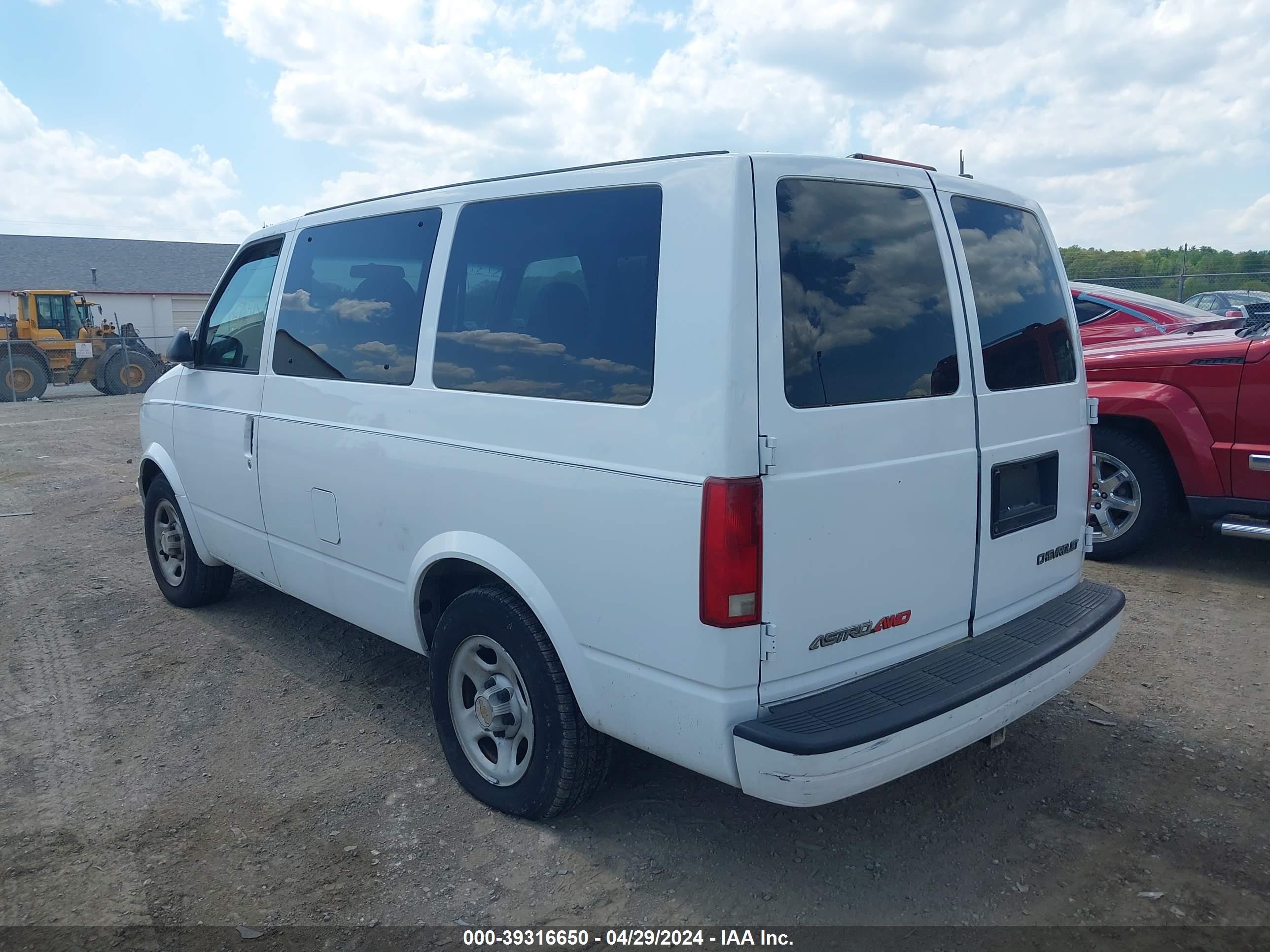 Photo 2 VIN: 1GNEL19X95B125438 - CHEVROLET ASTRO 