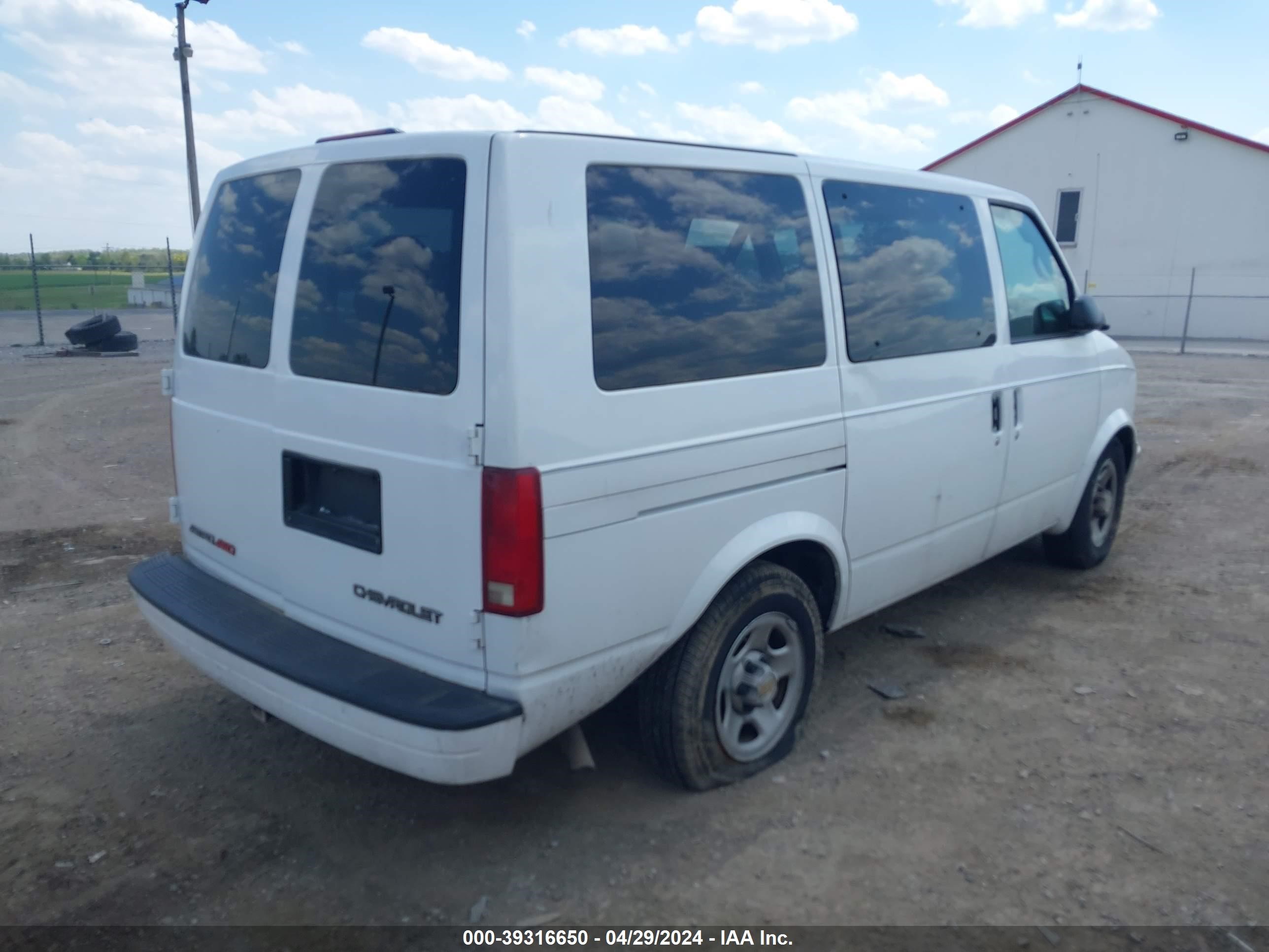 Photo 3 VIN: 1GNEL19X95B125438 - CHEVROLET ASTRO 