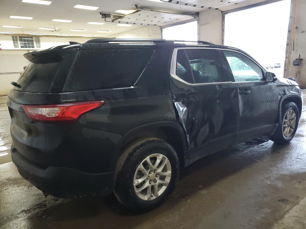 Photo 2 VIN: 1GNERGKW4KJ305513 - CHEVROLET TRAVERSE 