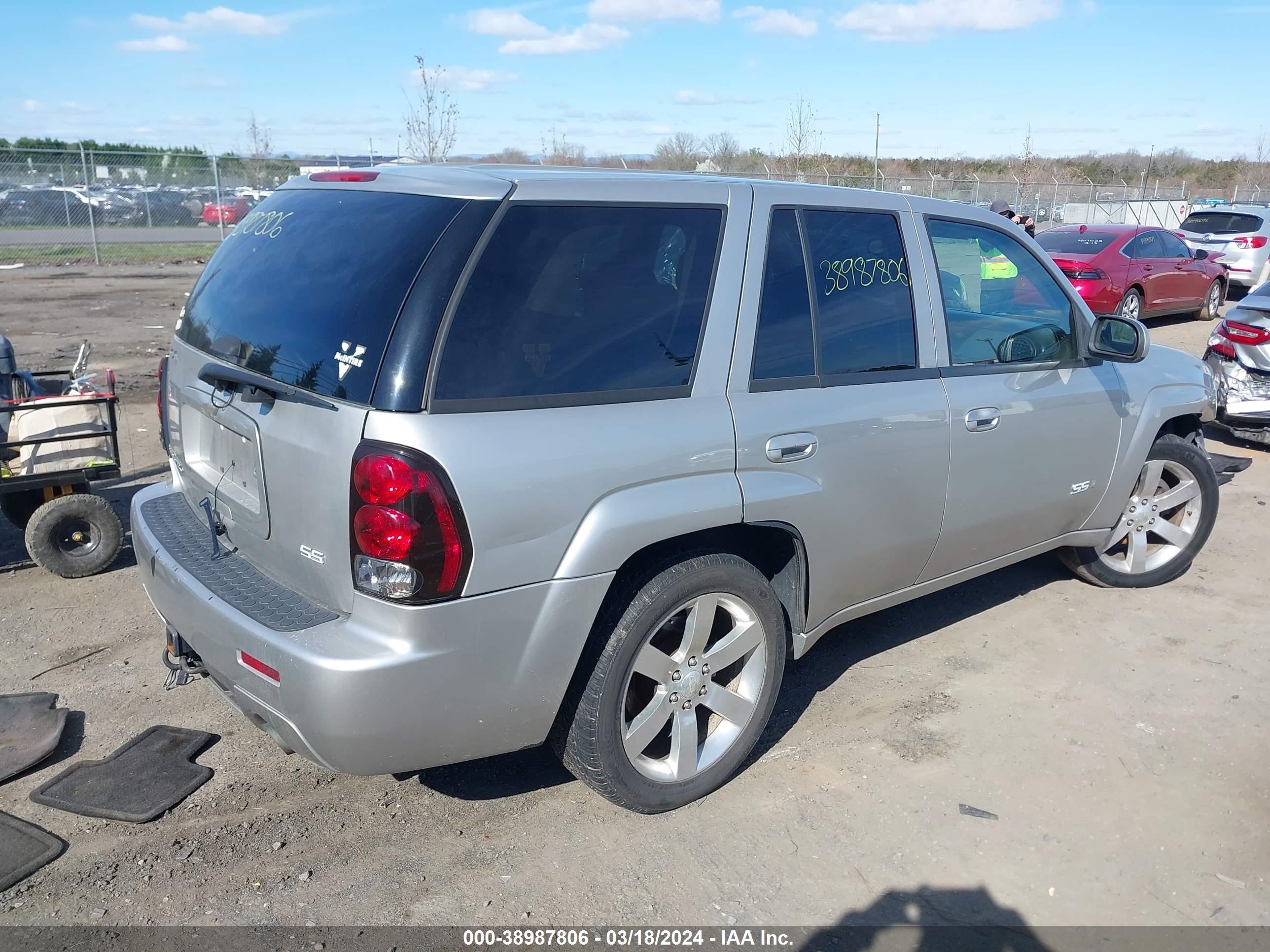 Photo 3 VIN: 1GNES13H872246677 - CHEVROLET TRAILBLAZER 