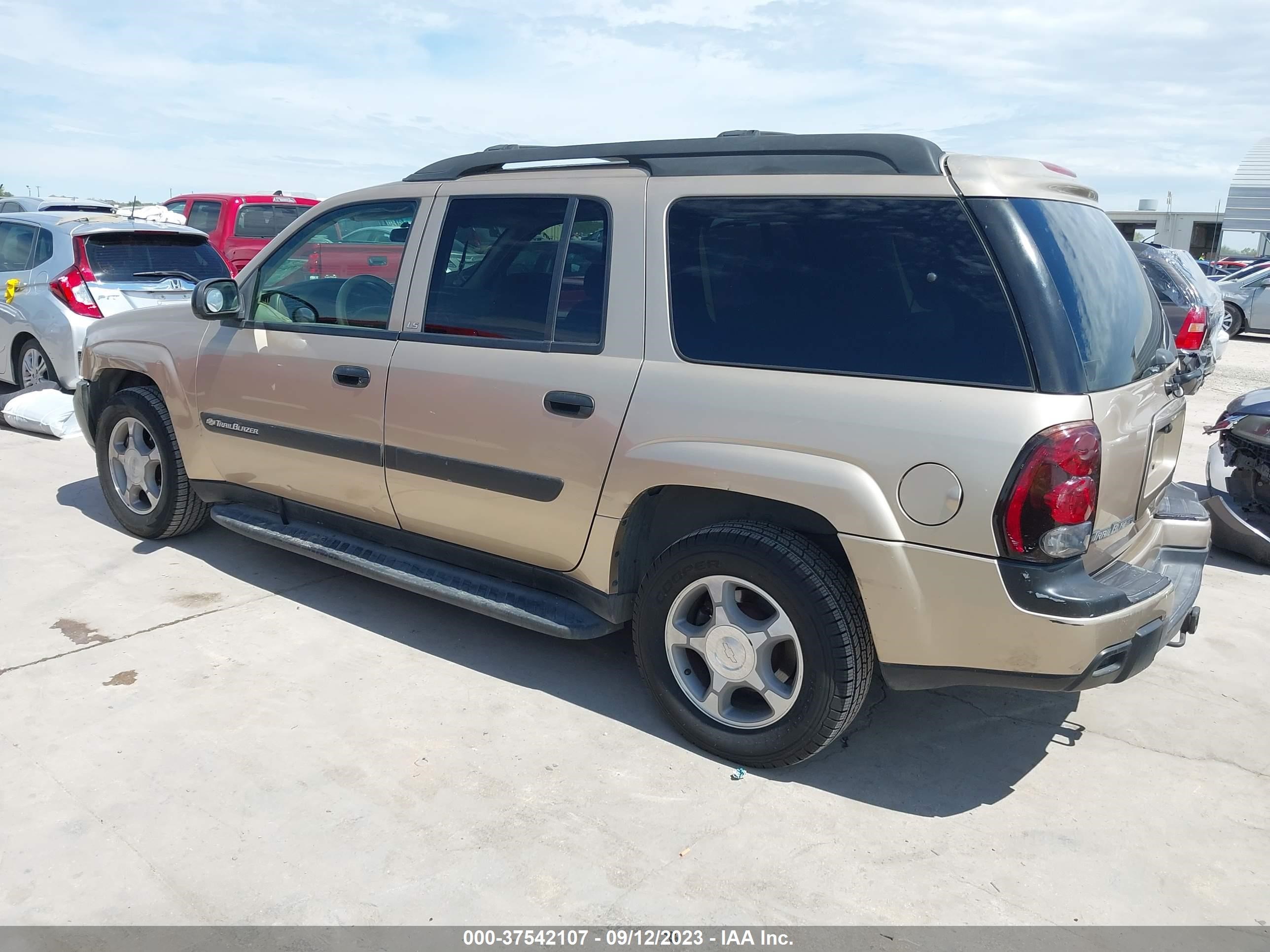 Photo 2 VIN: 1GNES16S946140685 - CHEVROLET TRAILBLAZER 