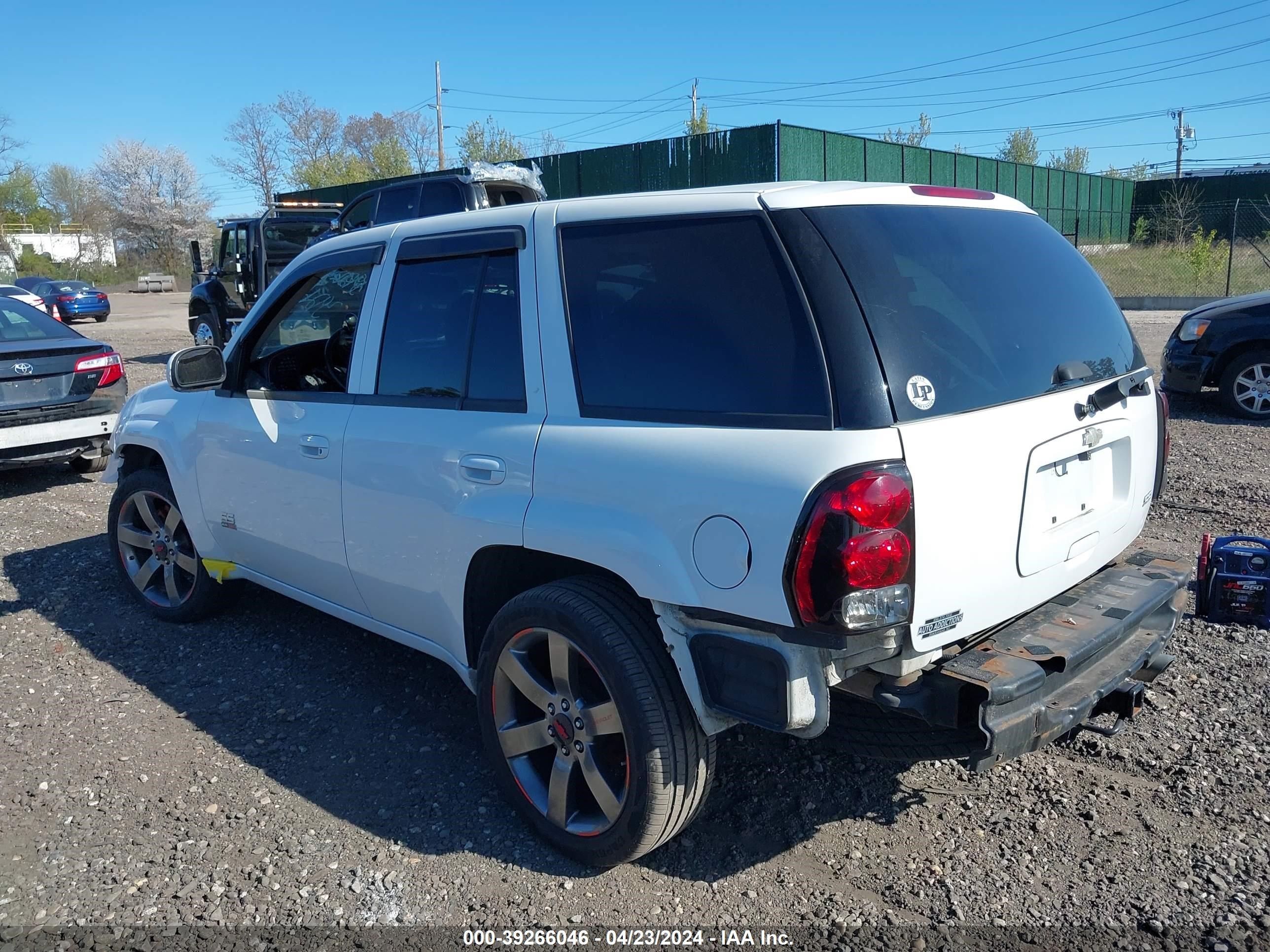 Photo 2 VIN: 1GNET13H172267383 - CHEVROLET TRAILBLAZER 