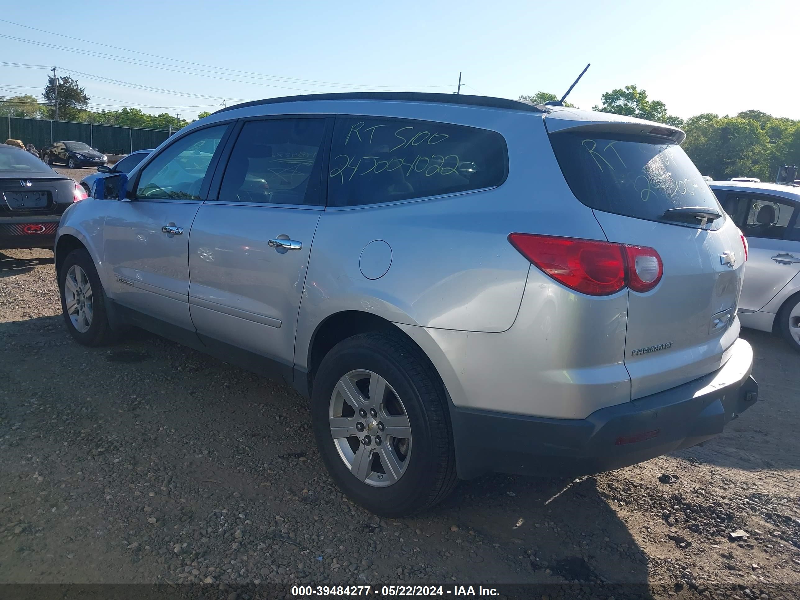 Photo 2 VIN: 1GNEV23DX9S104487 - CHEVROLET TRAVERSE 