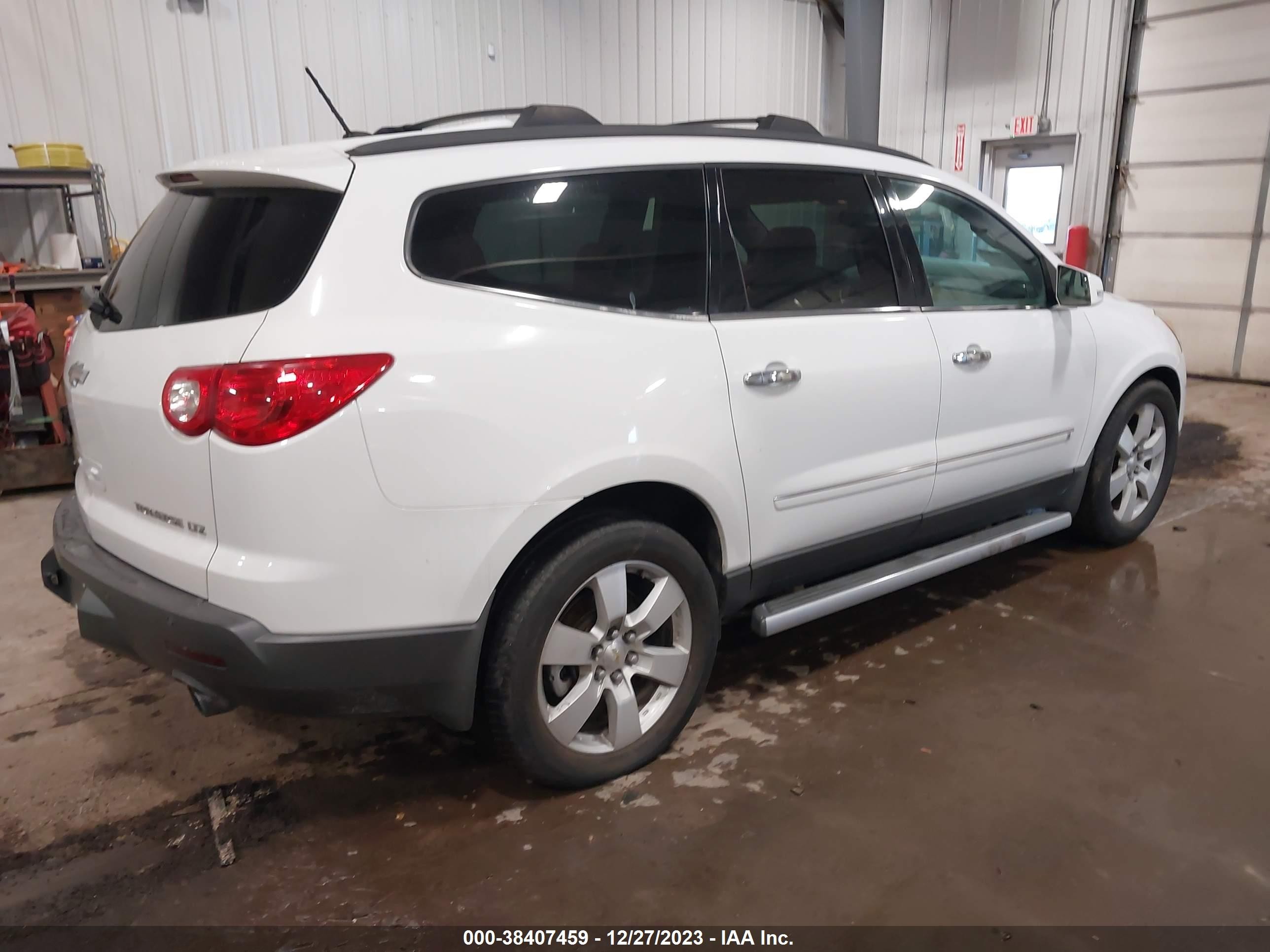 Photo 3 VIN: 1GNEV33D39S108452 - CHEVROLET TRAVERSE 