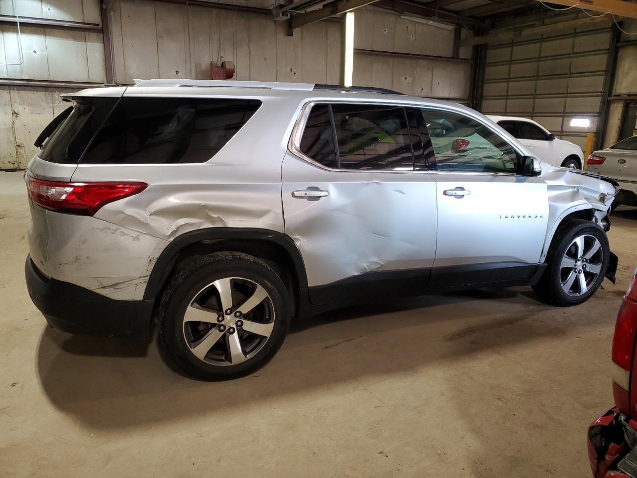 Photo 2 VIN: 1GNEVHKW4JJ100113 - CHEVROLET TRAVERSE 