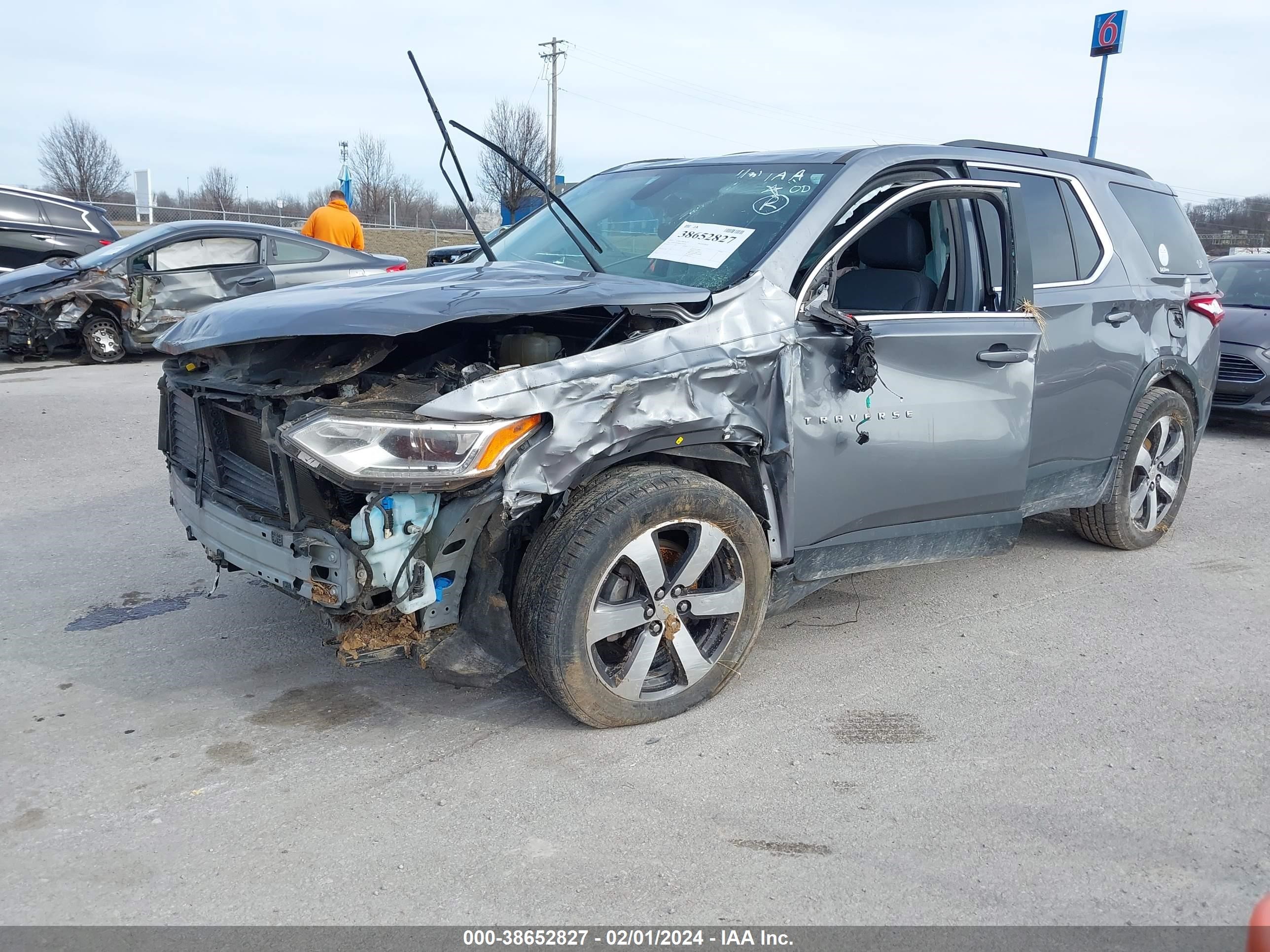 Photo 1 VIN: 1GNEVHKW6KJ247020 - CHEVROLET TRAVERSE 