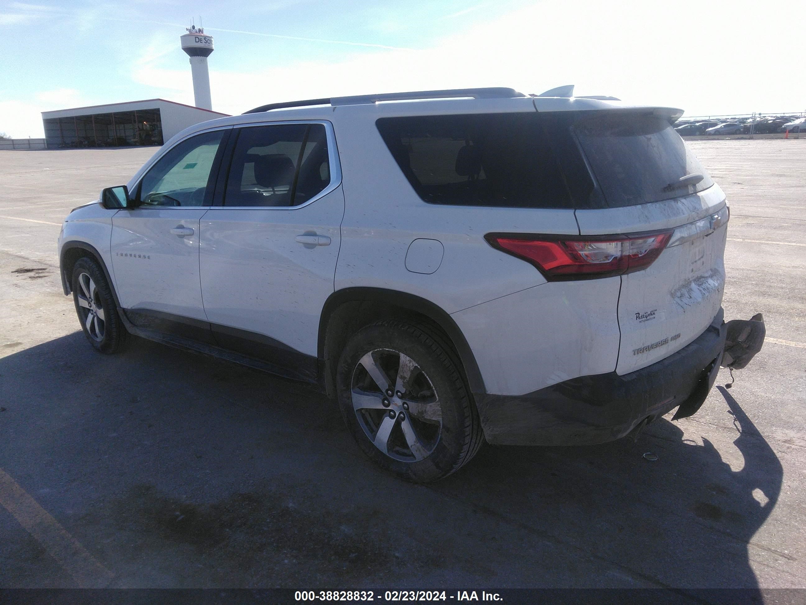 Photo 2 VIN: 1GNEVHKW7JJ210654 - CHEVROLET TRAVERSE 