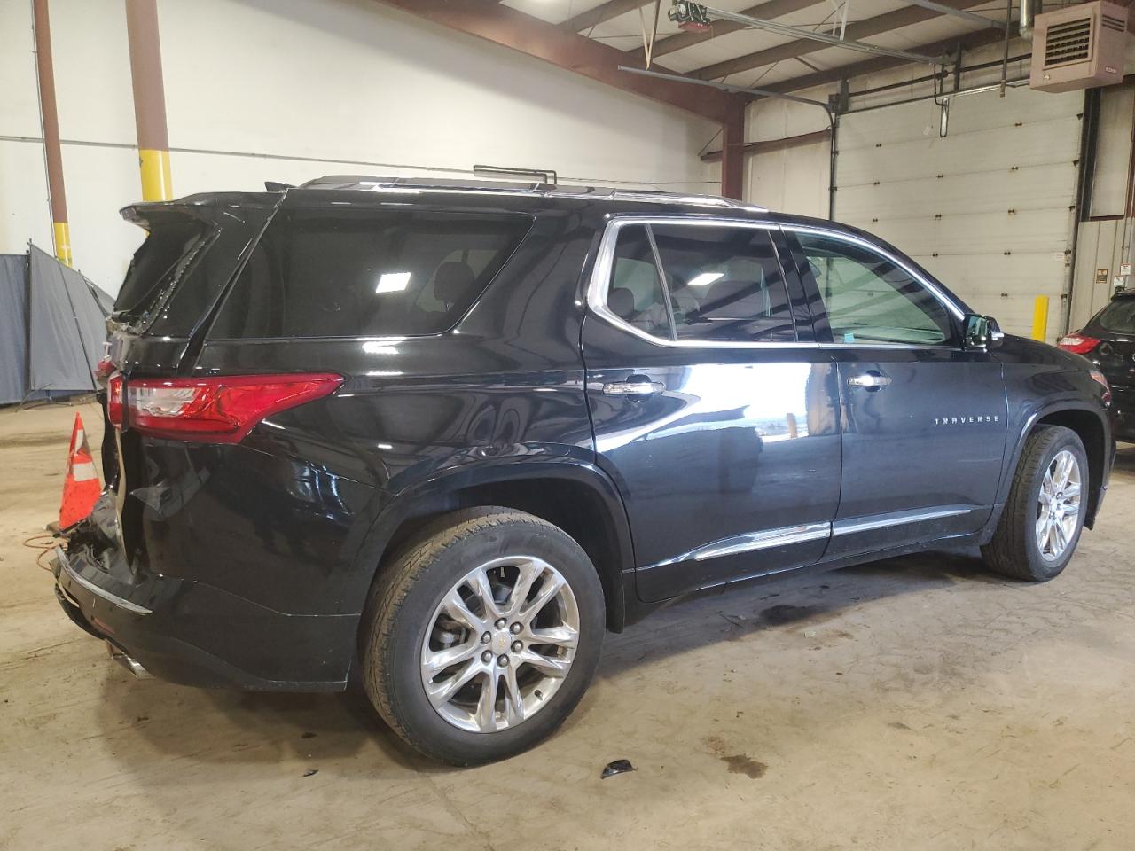 Photo 2 VIN: 1GNEVJKW2KJ255428 - CHEVROLET TRAVERSE 