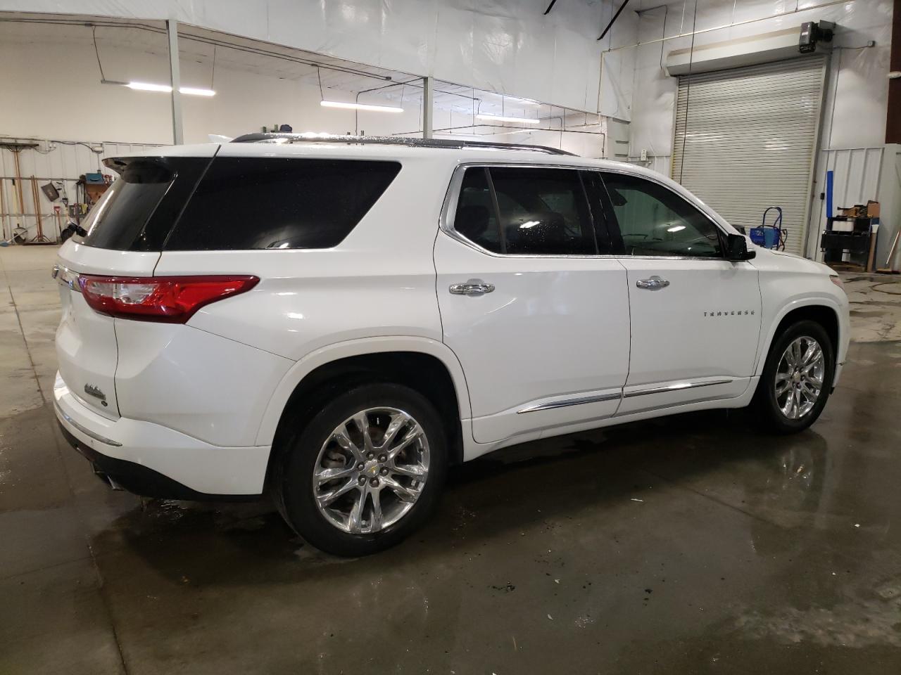 Photo 2 VIN: 1GNEVJKW4KJ261148 - CHEVROLET TRAVERSE 