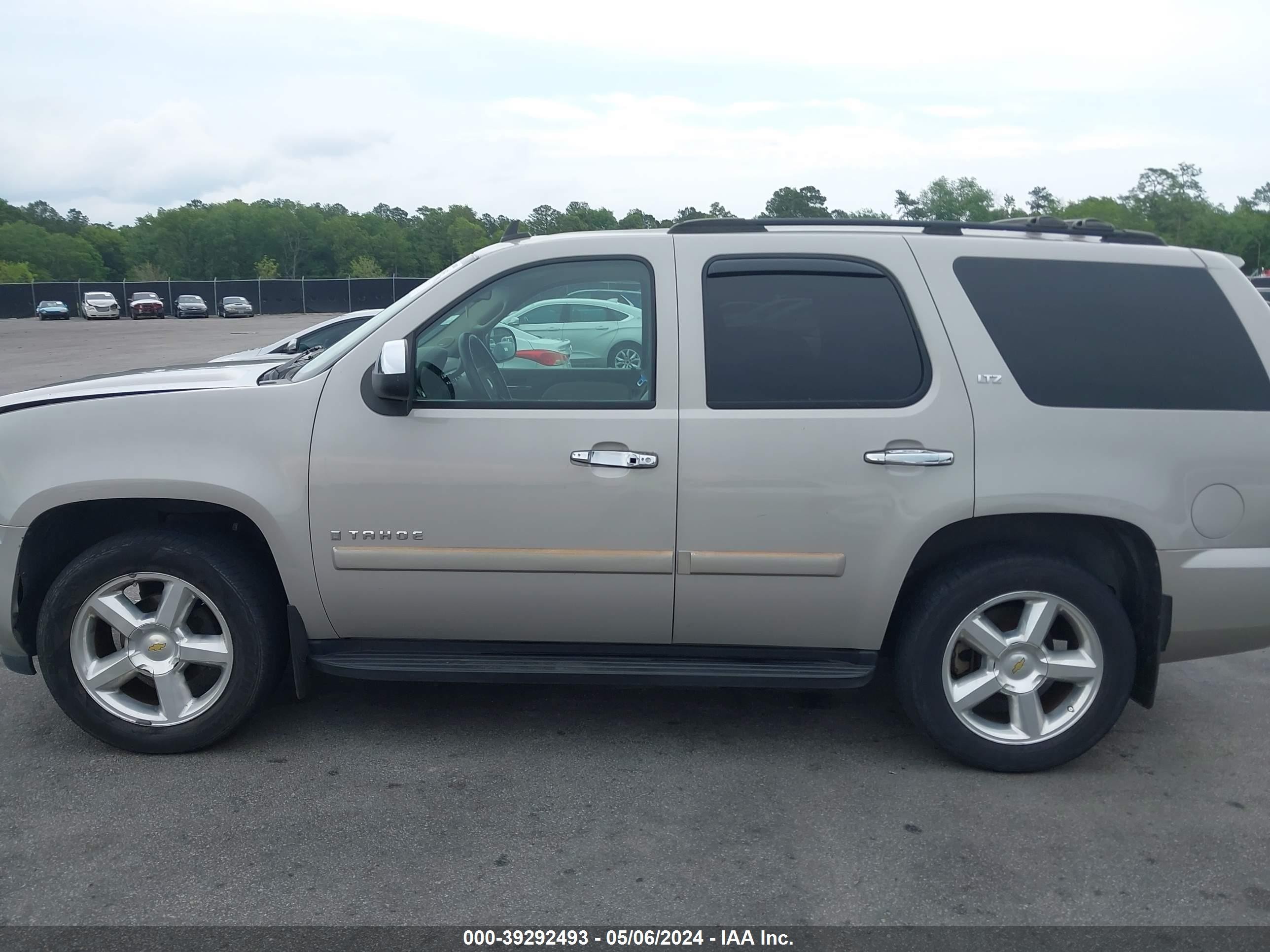 Photo 13 VIN: 1GNFC13007J253303 - CHEVROLET TAHOE 