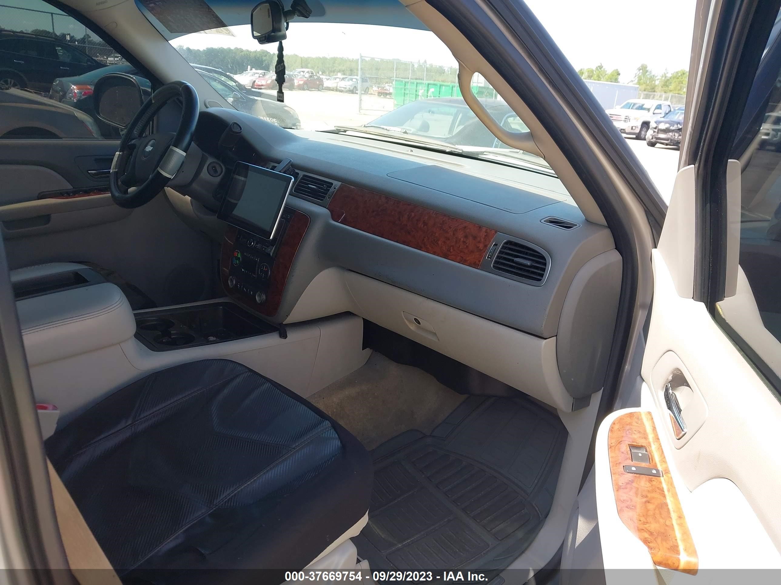 Photo 4 VIN: 1GNFC13017J334424 - CHEVROLET TAHOE 