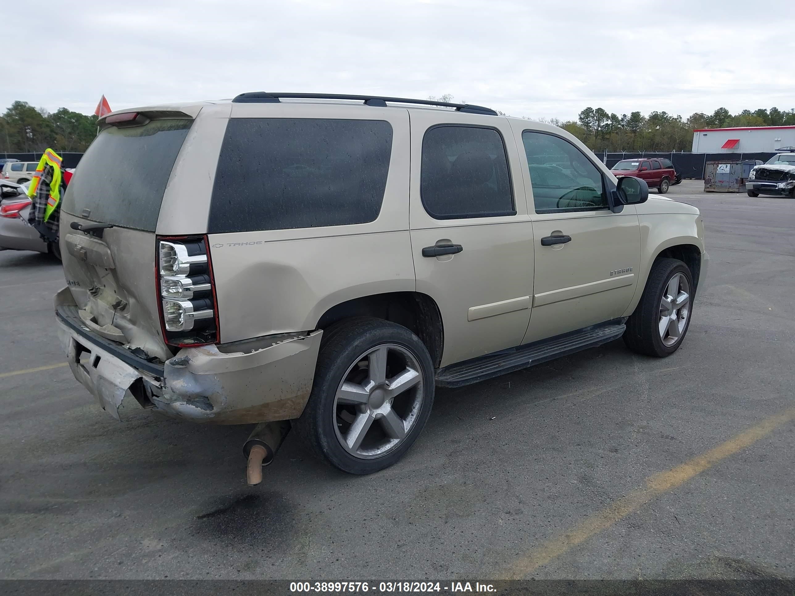 Photo 3 VIN: 1GNFC13017R396777 - CHEVROLET TAHOE 