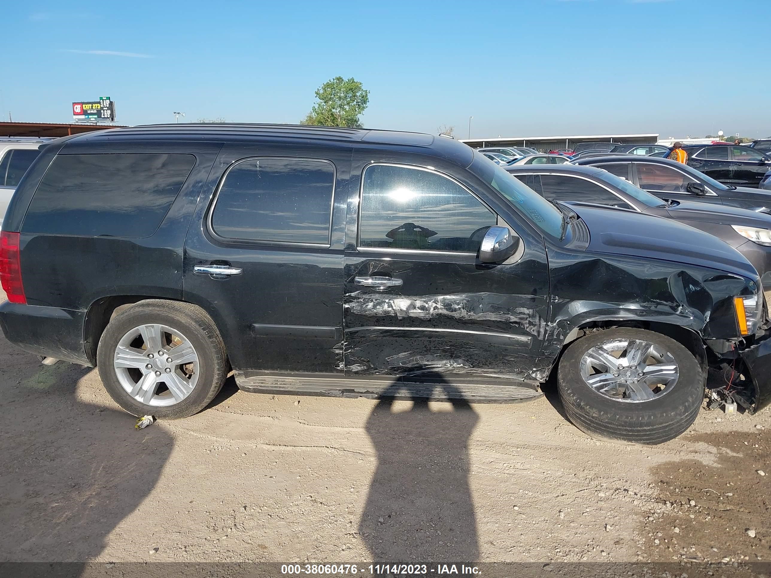 Photo 12 VIN: 1GNFC13018R170918 - CHEVROLET TAHOE 