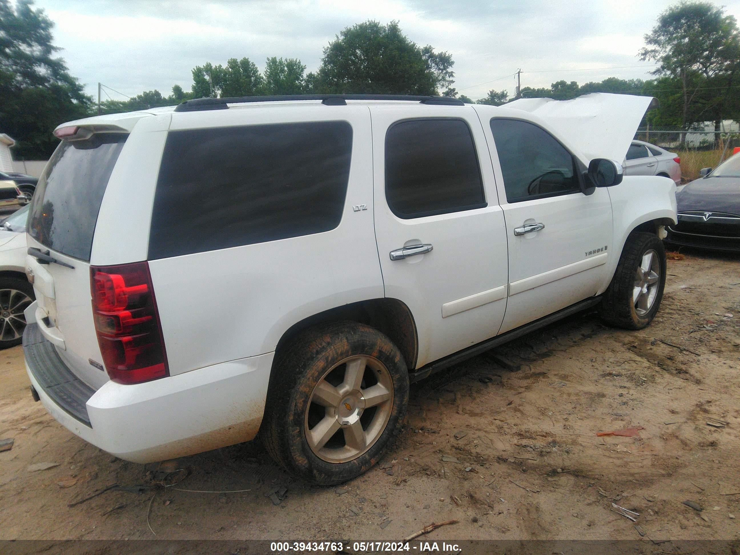 Photo 3 VIN: 1GNFC13058R251226 - CHEVROLET TAHOE 