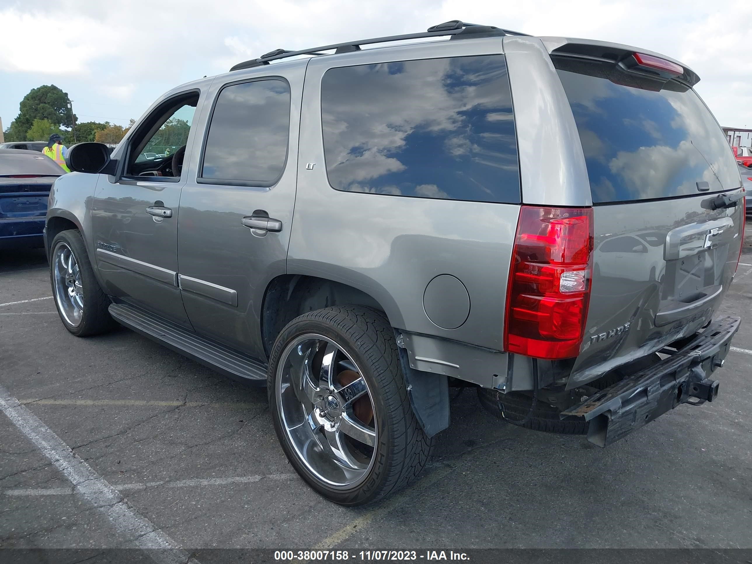 Photo 2 VIN: 1GNFC13067R300836 - CHEVROLET TAHOE 