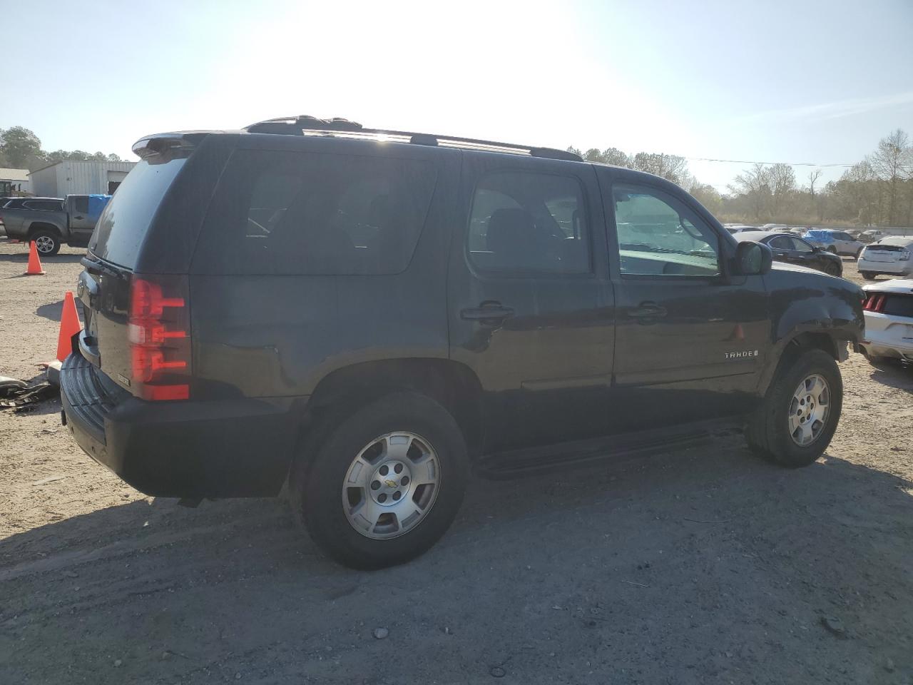 Photo 2 VIN: 1GNFC13068R242048 - CHEVROLET TAHOE 