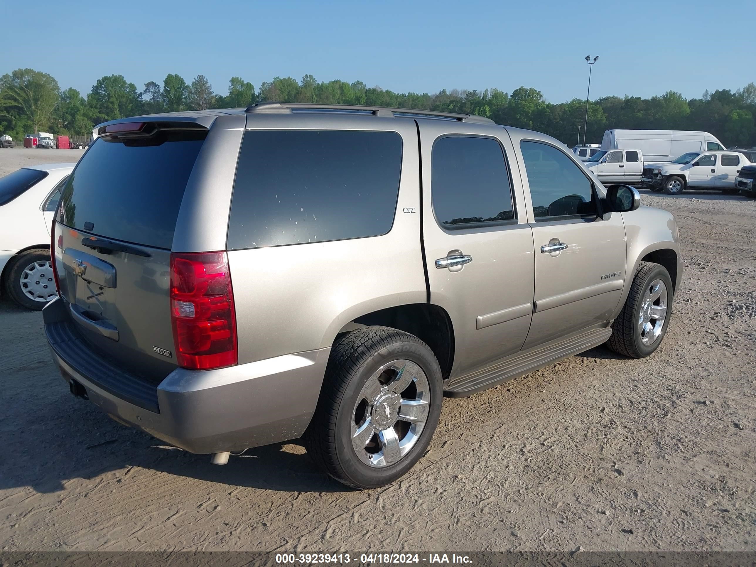 Photo 3 VIN: 1GNFC13088R121764 - CHEVROLET TAHOE 