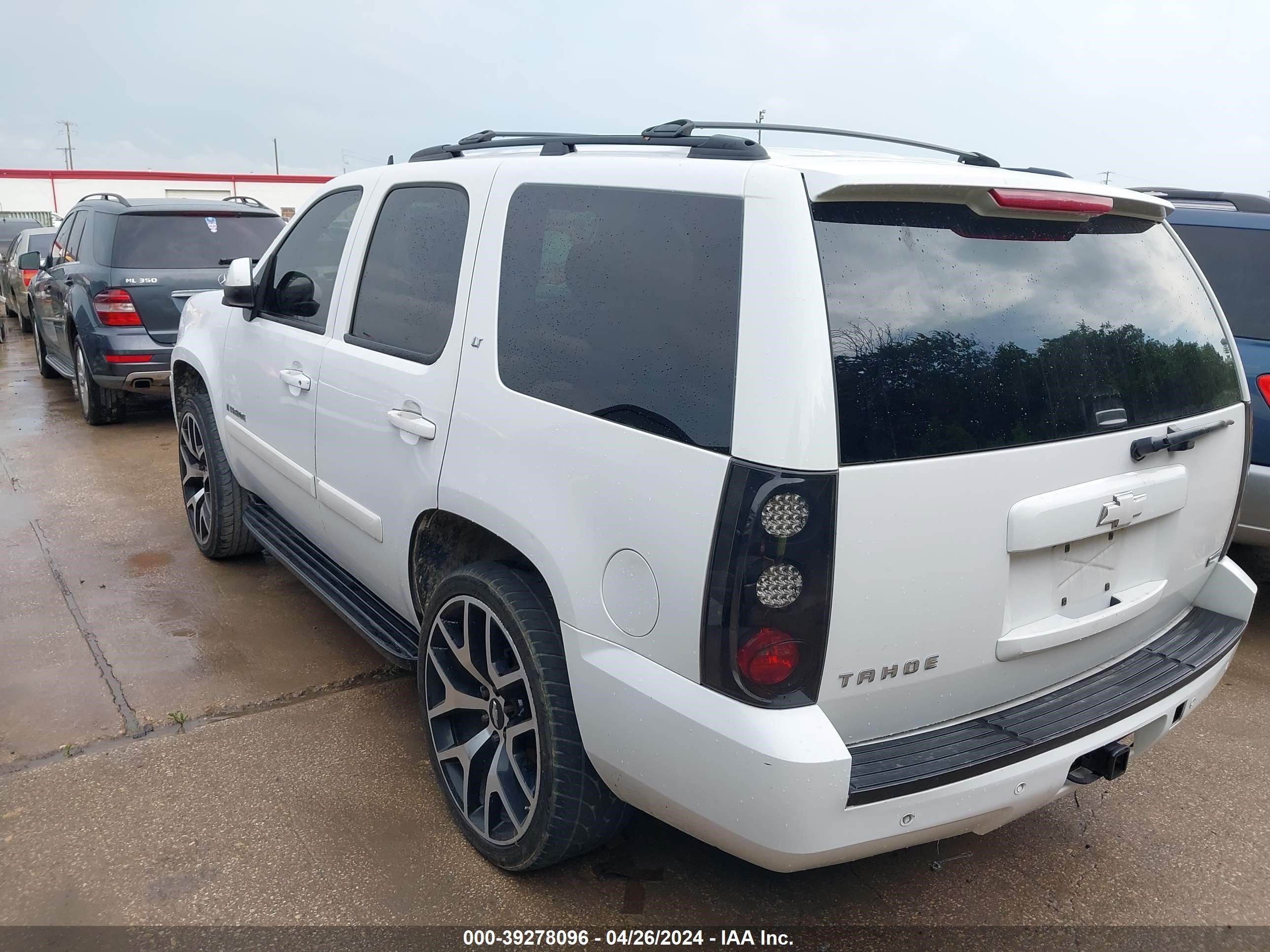 Photo 2 VIN: 1GNFC13098R201333 - CHEVROLET TAHOE 