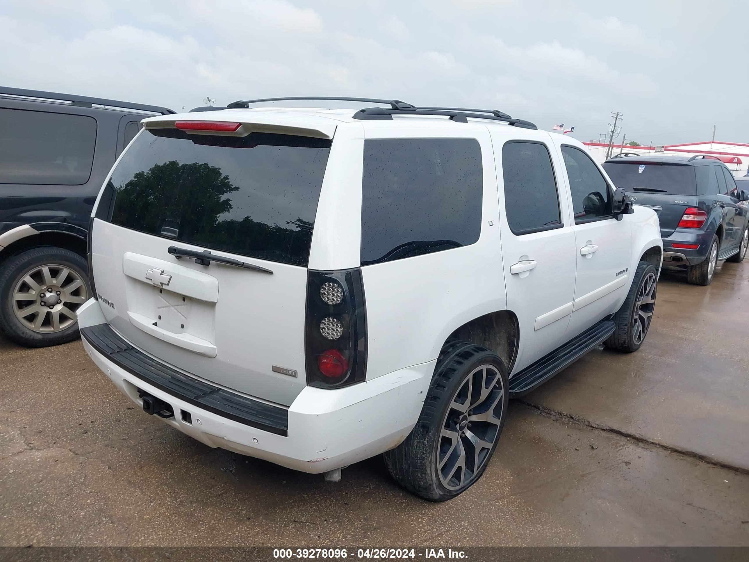 Photo 3 VIN: 1GNFC13098R201333 - CHEVROLET TAHOE 