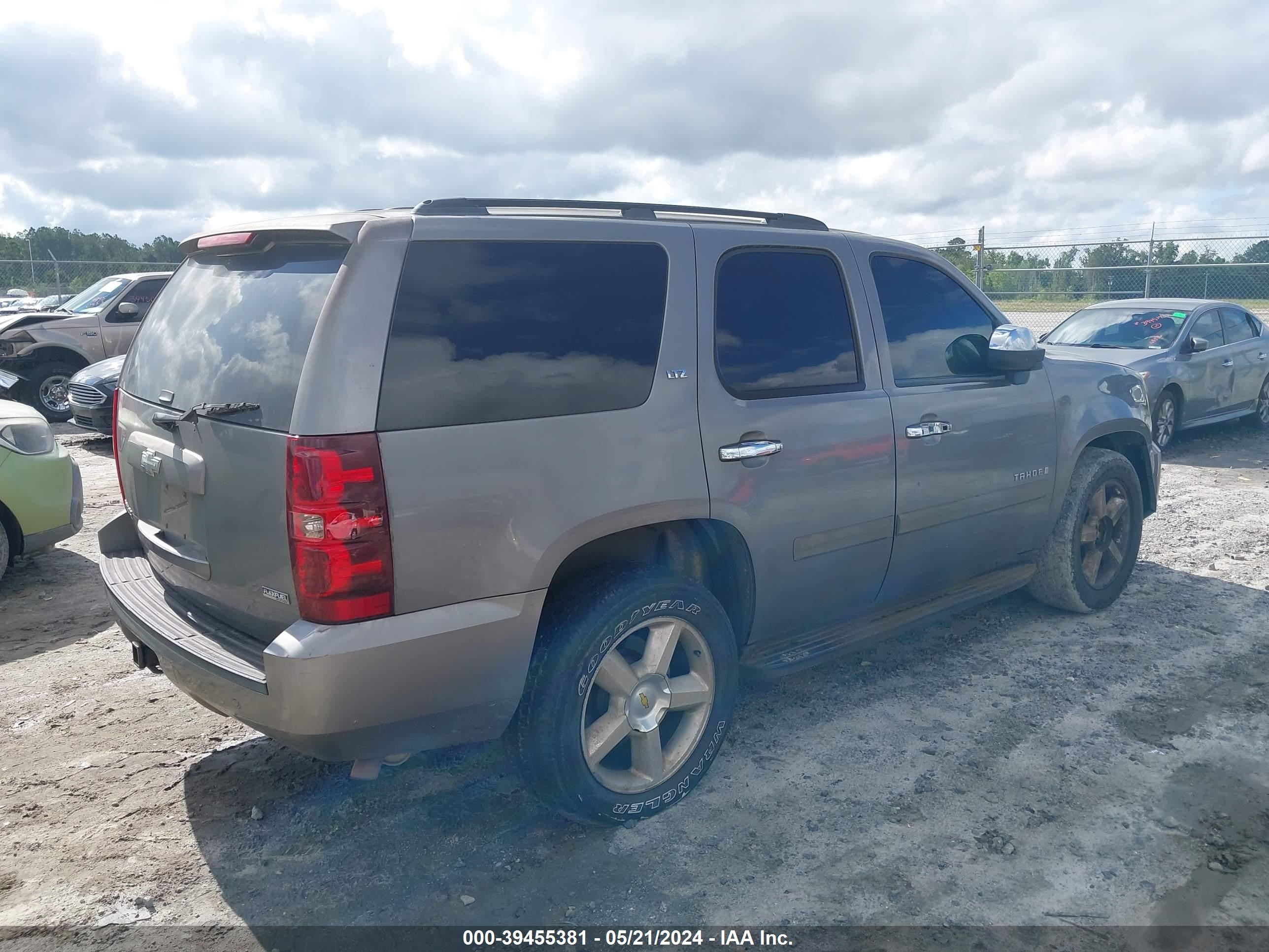 Photo 3 VIN: 1GNFC130X7J347995 - CHEVROLET TAHOE 