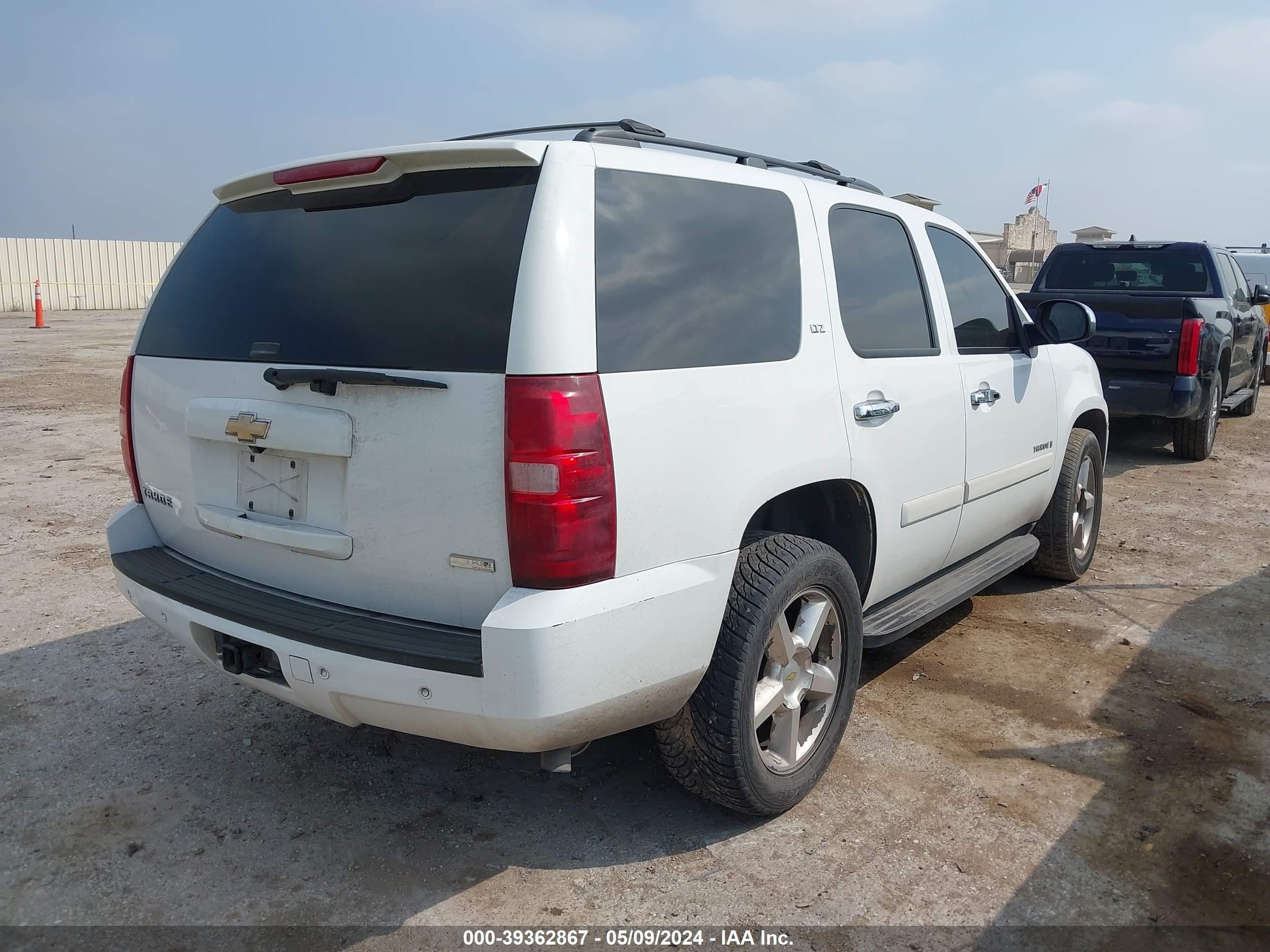 Photo 3 VIN: 1GNFC130X8R153647 - CHEVROLET TAHOE 