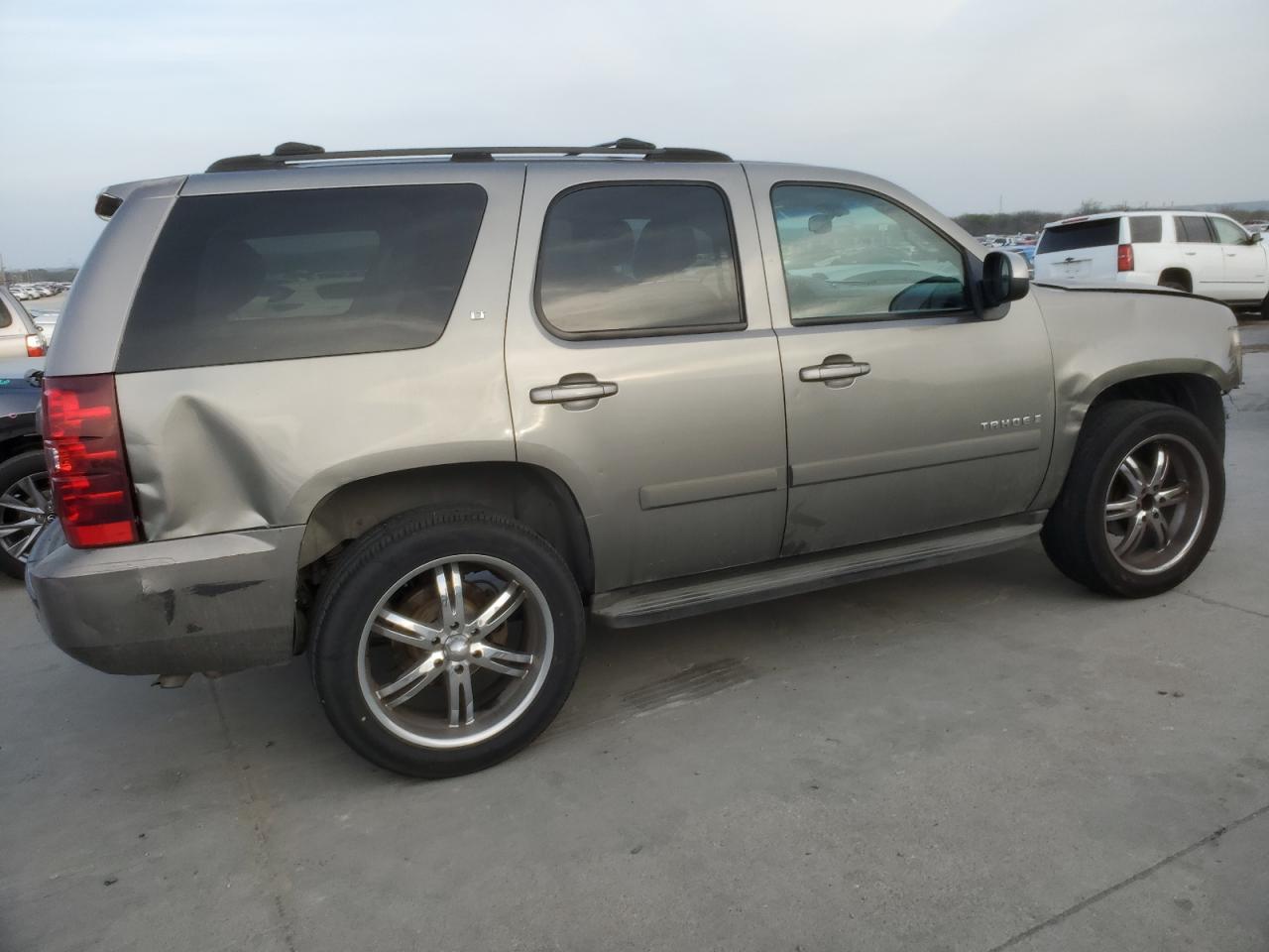 Photo 2 VIN: 1GNFC13J27R117765 - CHEVROLET TAHOE 