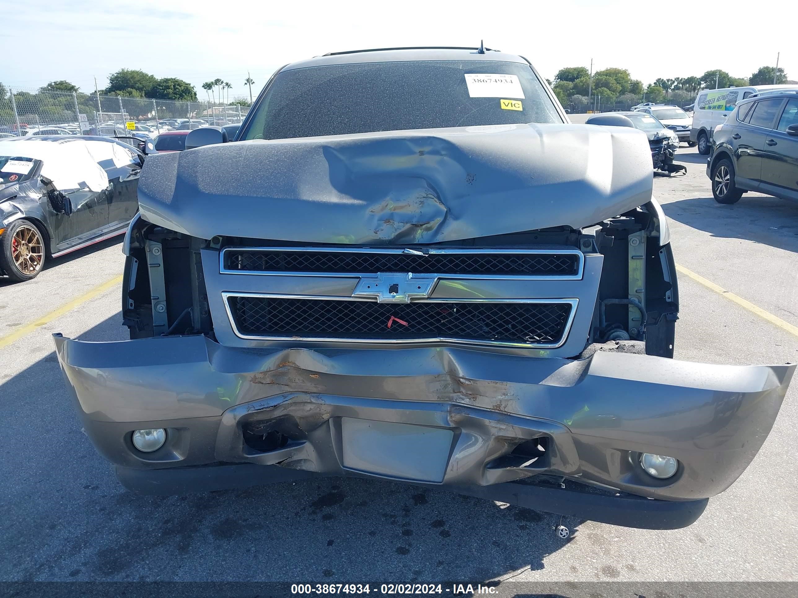 Photo 11 VIN: 1GNFC13J98R263825 - CHEVROLET TAHOE 