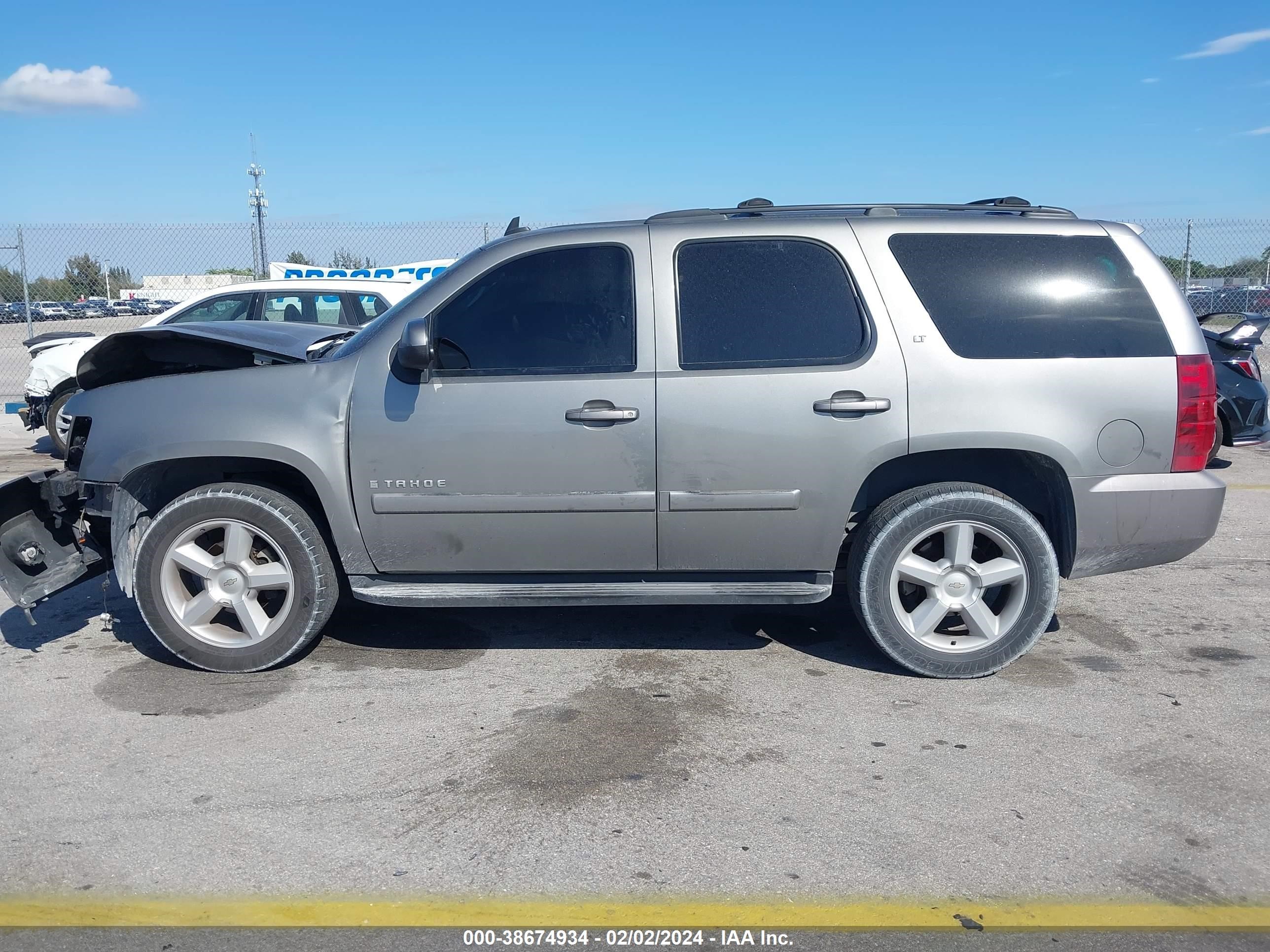 Photo 13 VIN: 1GNFC13J98R263825 - CHEVROLET TAHOE 