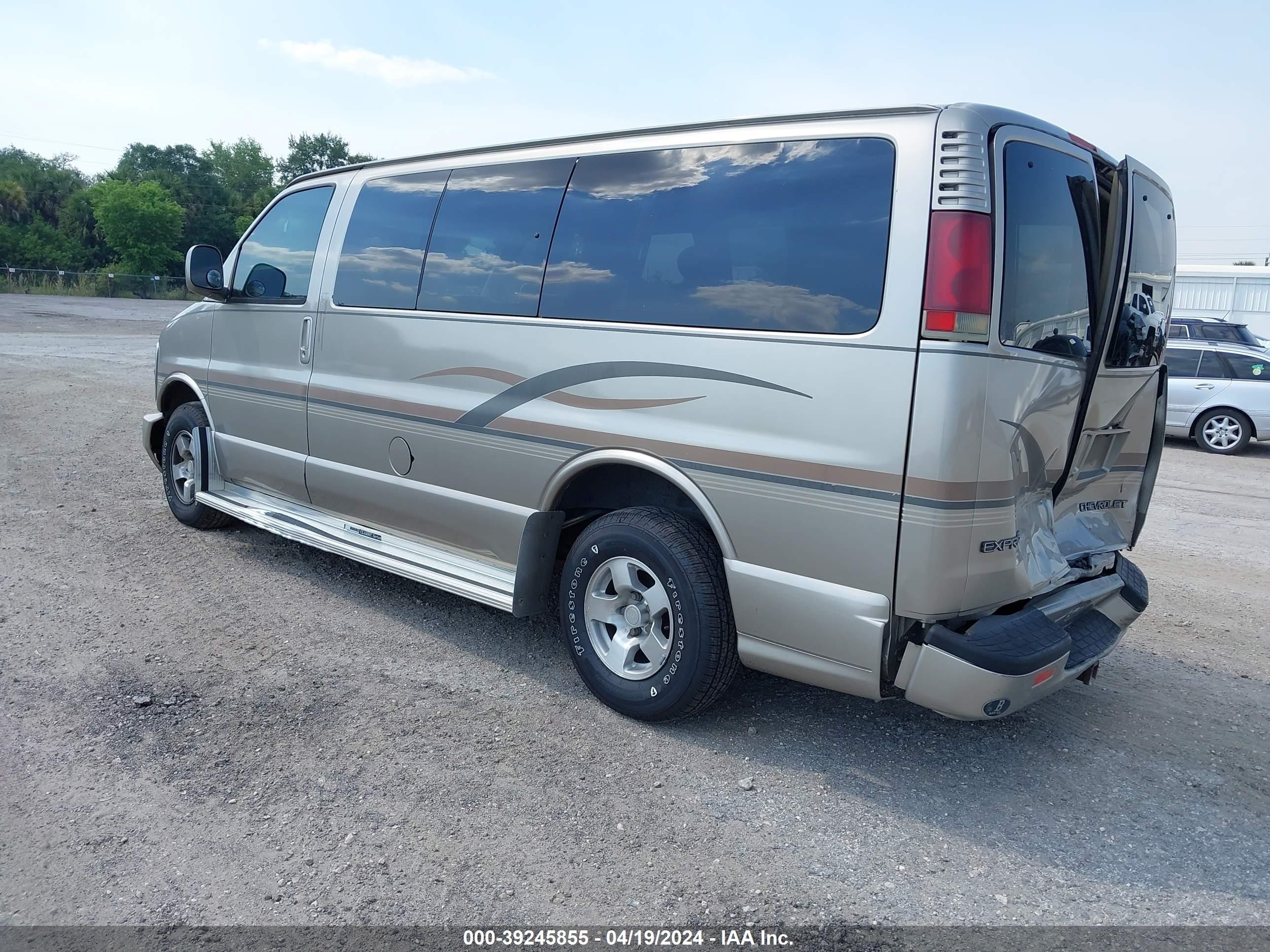 Photo 2 VIN: 1GNFG65R311221384 - CHEVROLET EXPRESS 