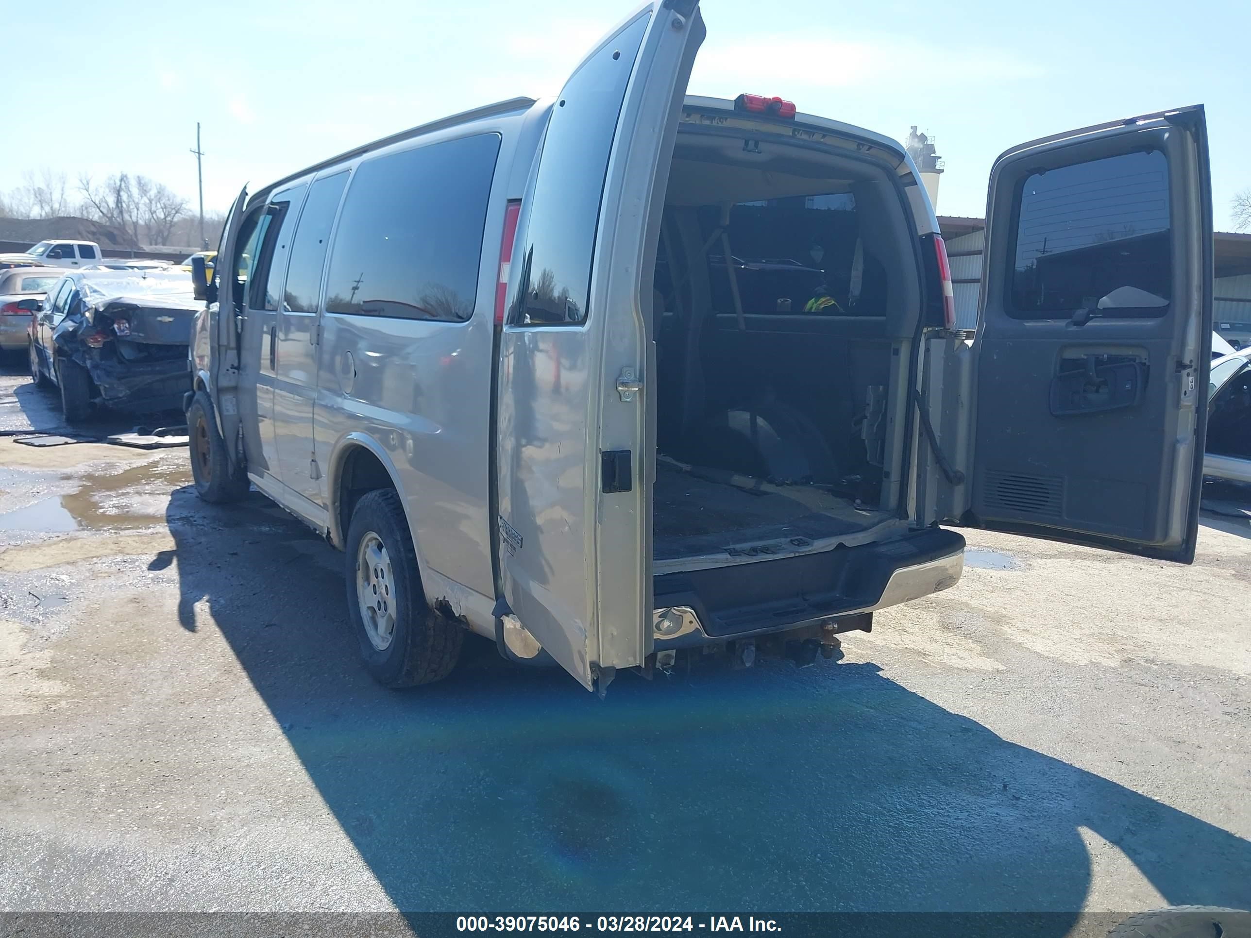 Photo 2 VIN: 1GNFH15TX51108145 - CHEVROLET EXPRESS 