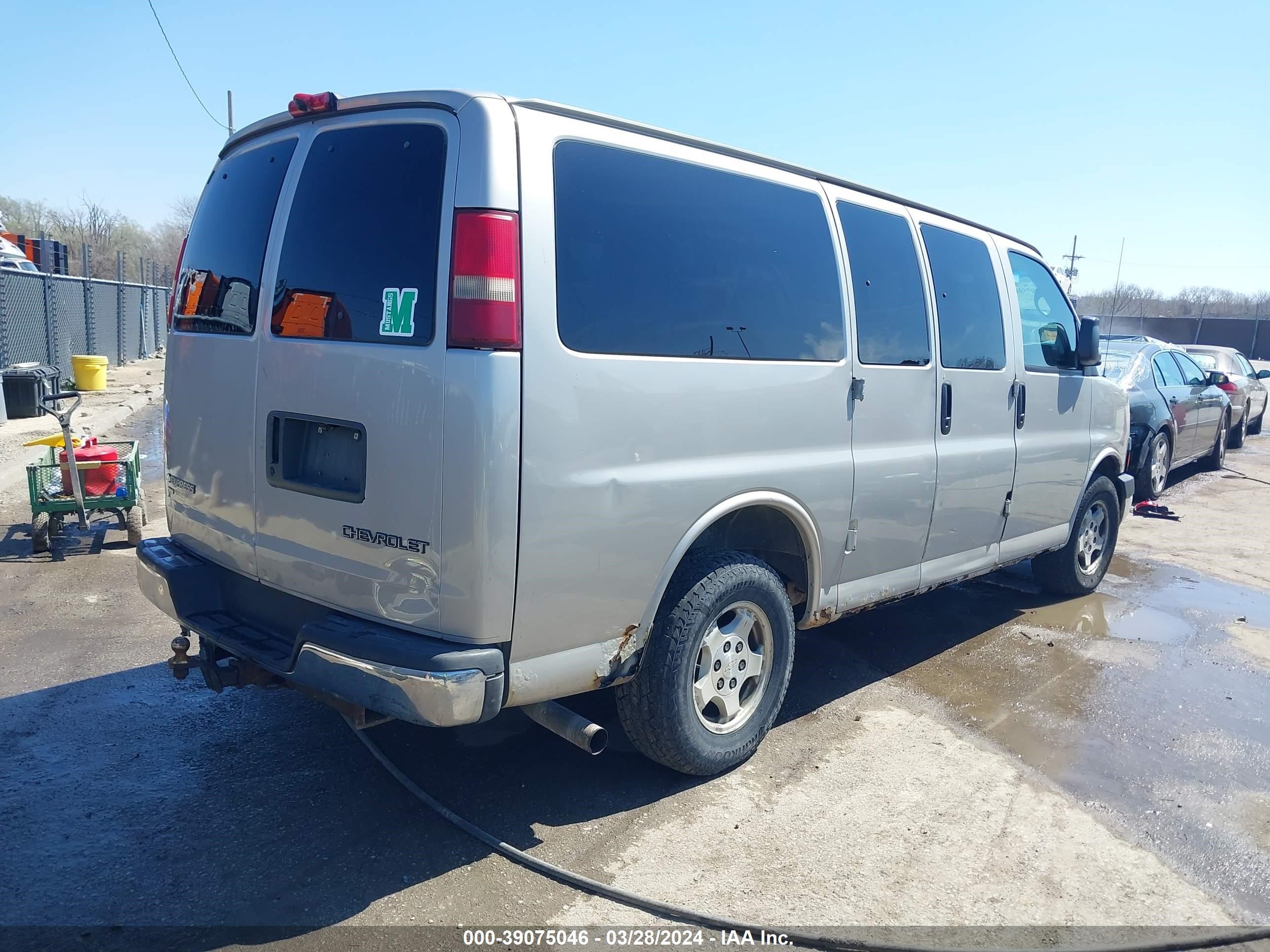 Photo 3 VIN: 1GNFH15TX51108145 - CHEVROLET EXPRESS 