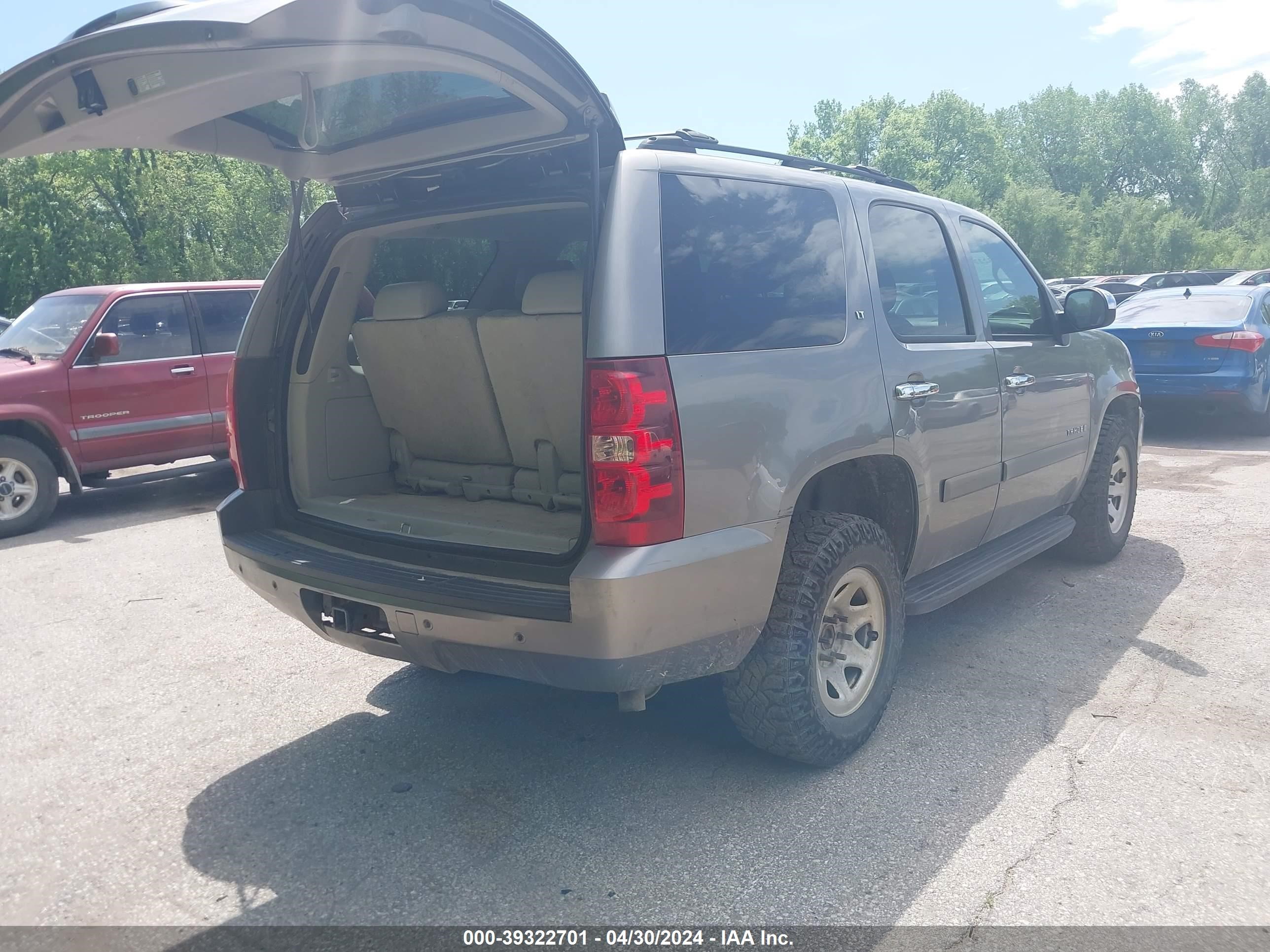 Photo 3 VIN: 1GNFK13007R110548 - CHEVROLET TAHOE 