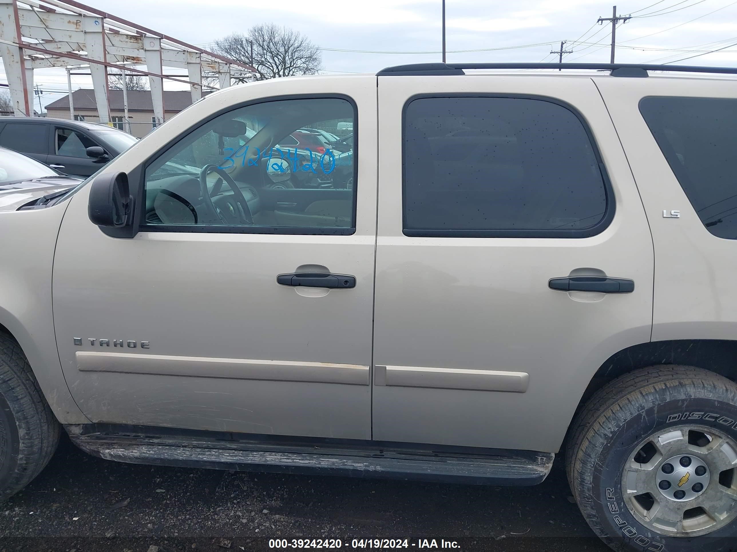 Photo 13 VIN: 1GNFK13008R258149 - CHEVROLET TAHOE 