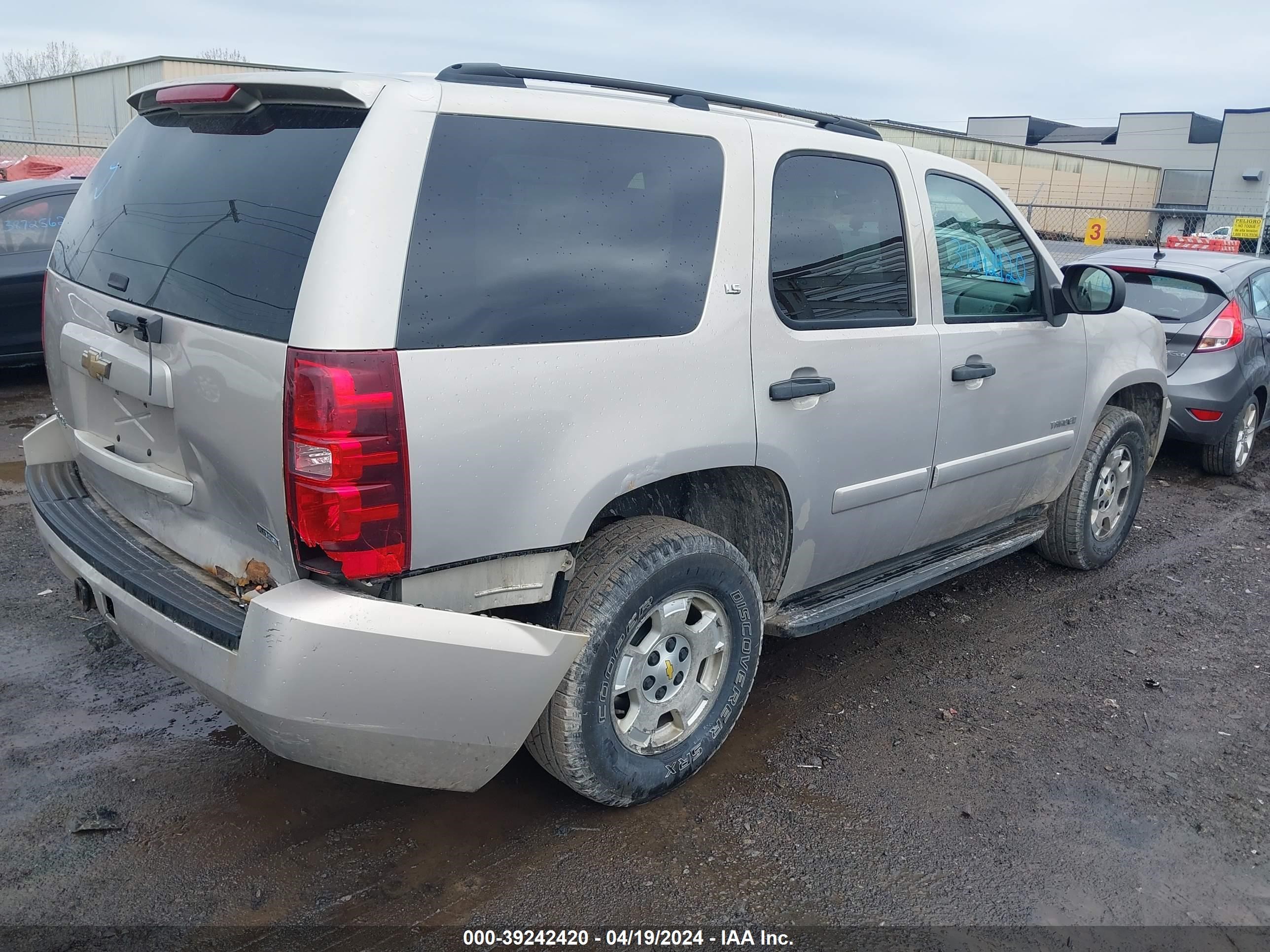 Photo 3 VIN: 1GNFK13008R258149 - CHEVROLET TAHOE 