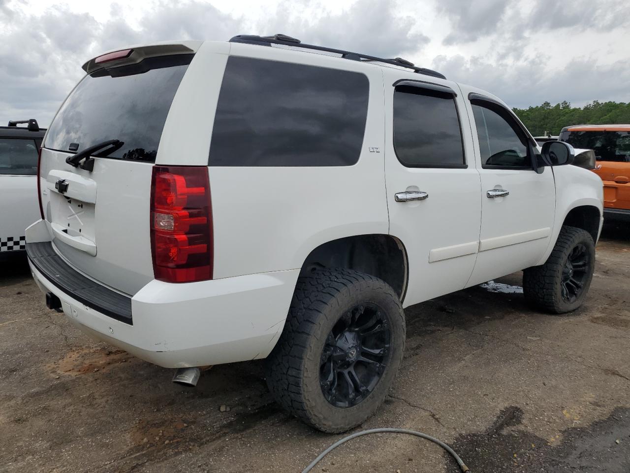 Photo 2 VIN: 1GNFK13018R119521 - CHEVROLET TAHOE 