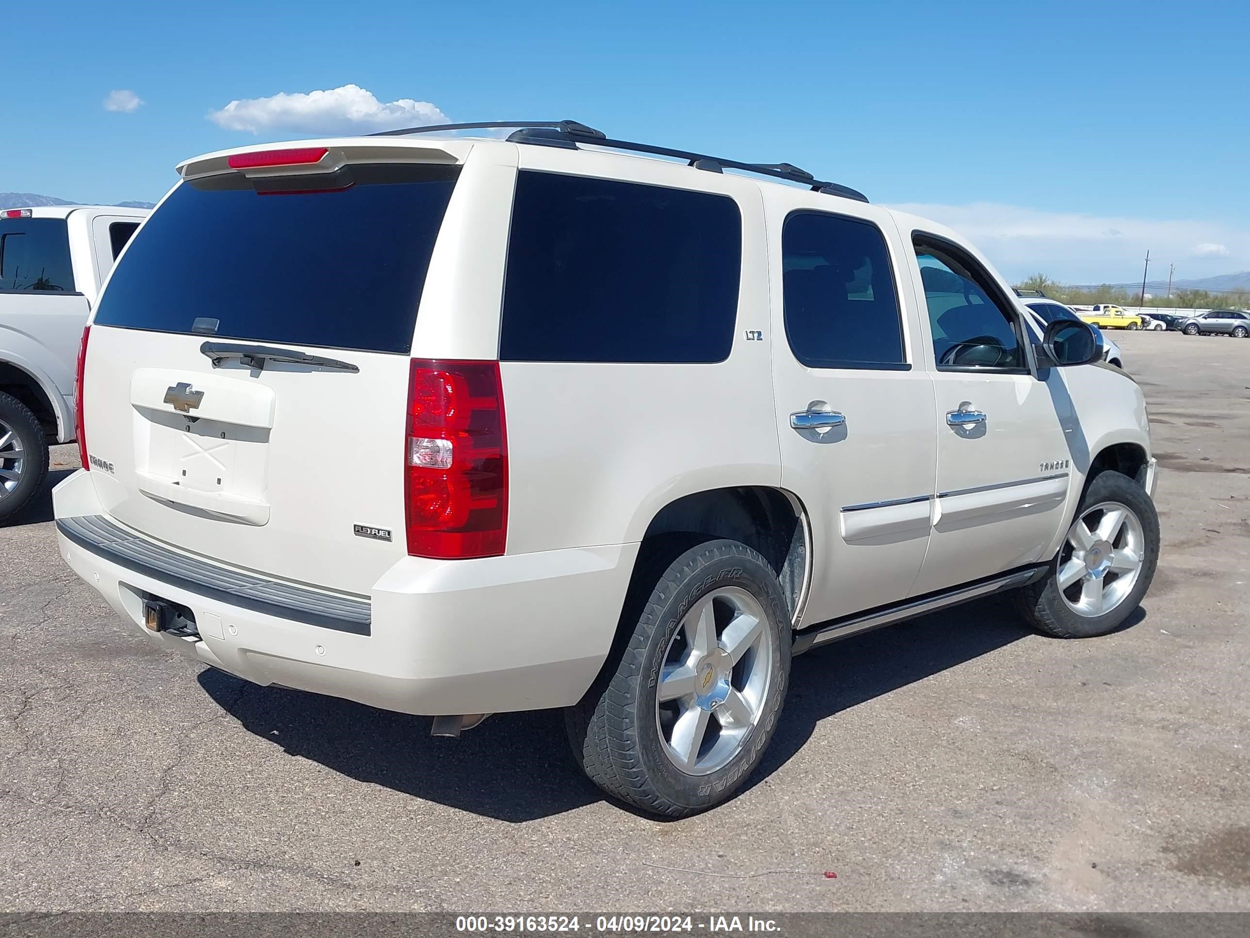 Photo 3 VIN: 1GNFK13018R219666 - CHEVROLET TAHOE 