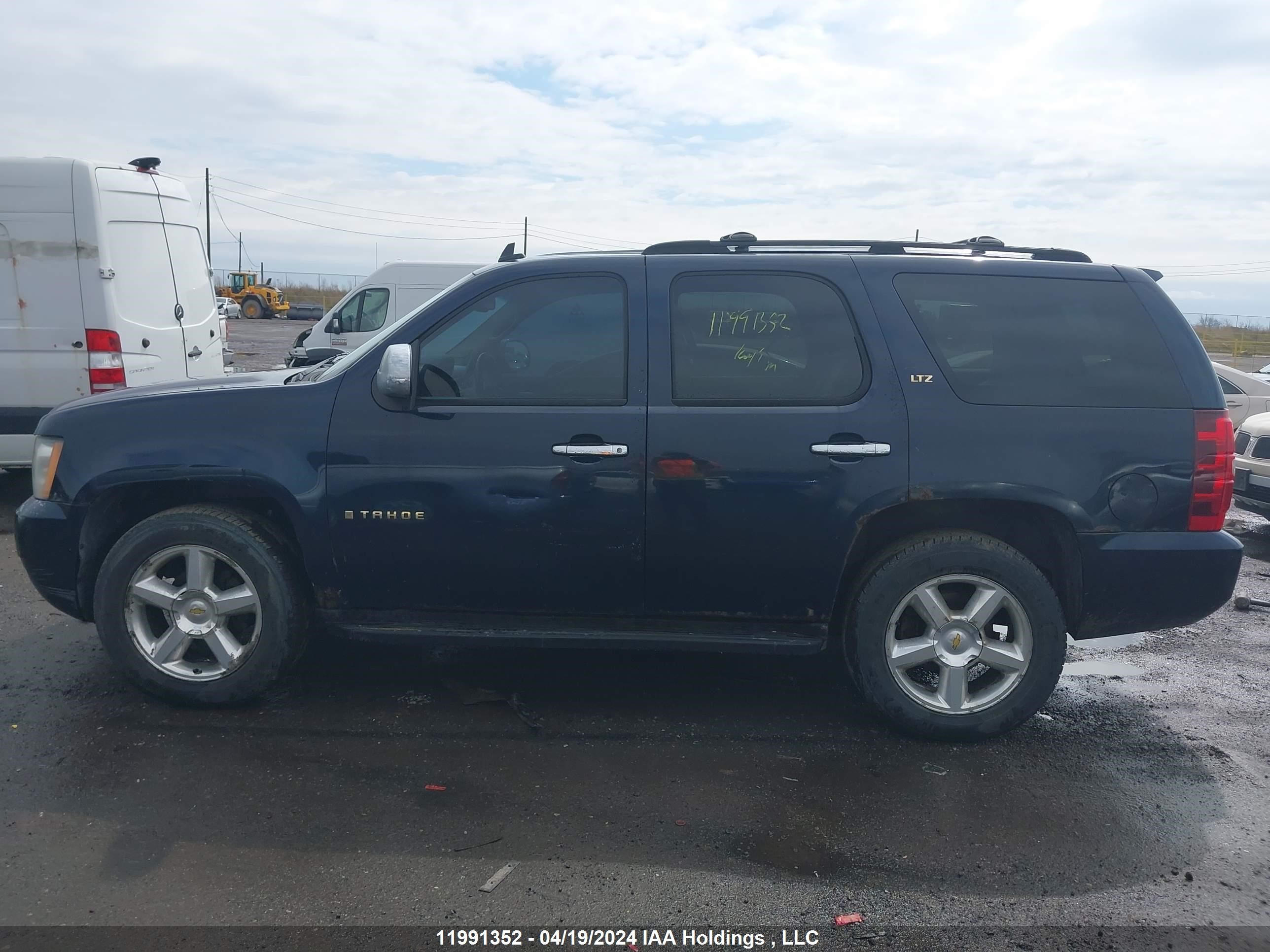 Photo 13 VIN: 1GNFK13027J142349 - CHEVROLET TAHOE 