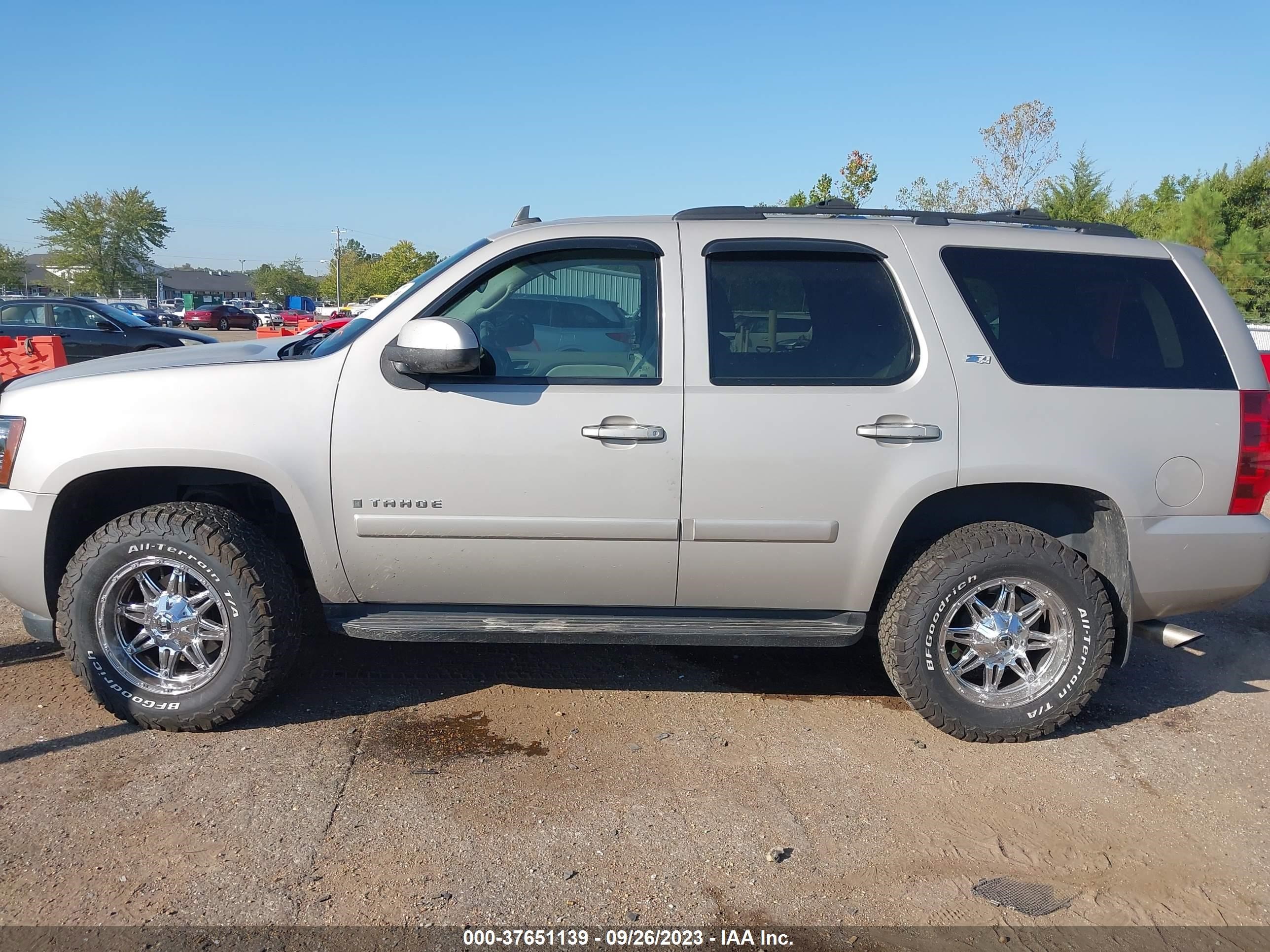 Photo 13 VIN: 1GNFK13027J393498 - CHEVROLET TAHOE 