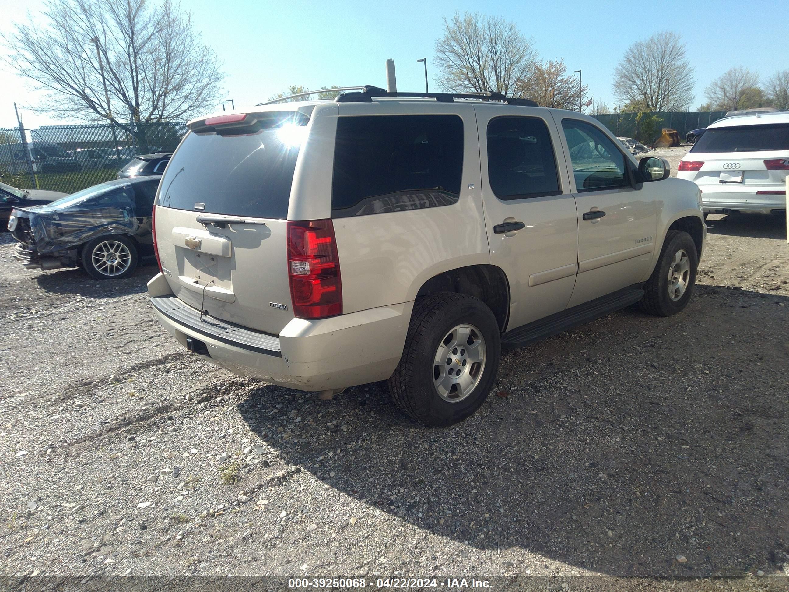 Photo 3 VIN: 1GNFK13028R136960 - CHEVROLET TAHOE 