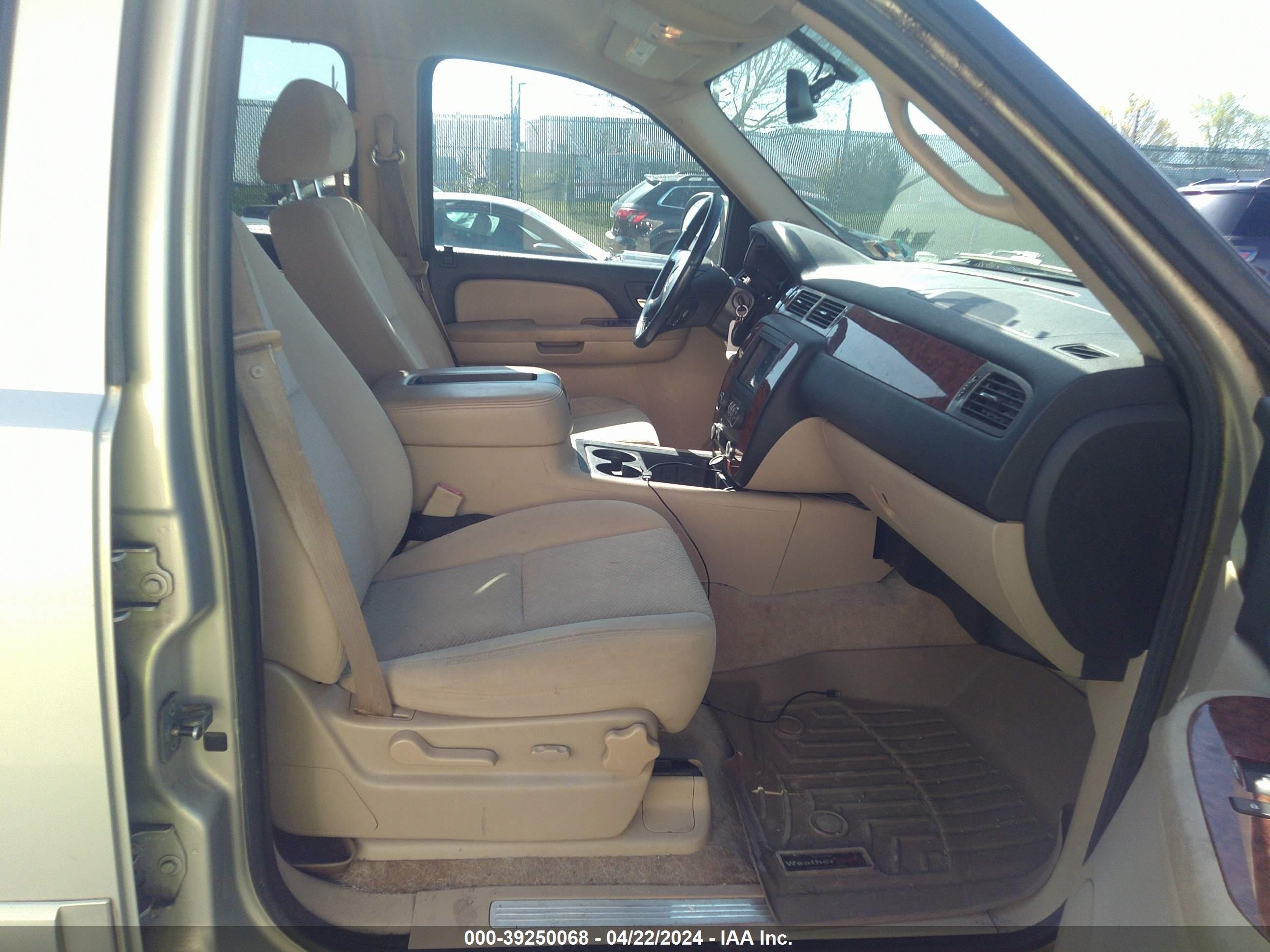 Photo 4 VIN: 1GNFK13028R136960 - CHEVROLET TAHOE 